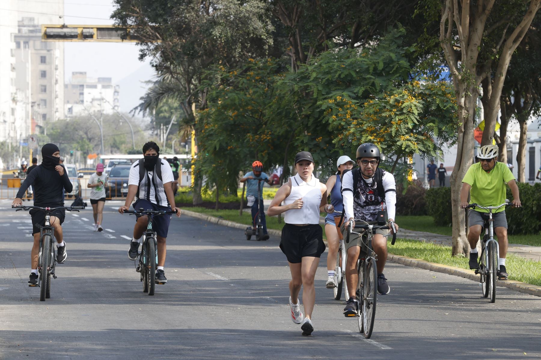 Vecinos de Lima disfrutan del verano este primer domingo de 2026 y realizan actividades deportivas en la avenida Arequipa. Foto: ANDINA/ Vidal Tarqui