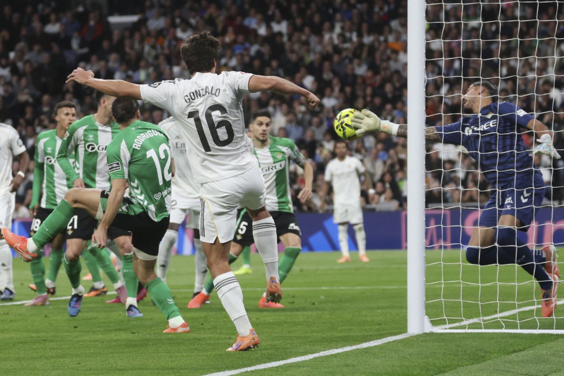 El delantero español #16 del Real Madrid, Gonzalo García, marca el primer gol durante el partido de fútbol de la Liga Española entre el Real Madrid CF y el Real Betis en el Estadio Santiago Bernabéu de Madrid el 4 de enero de 2026. (Foto de Pierre-Philippe MARCOU / AFP)