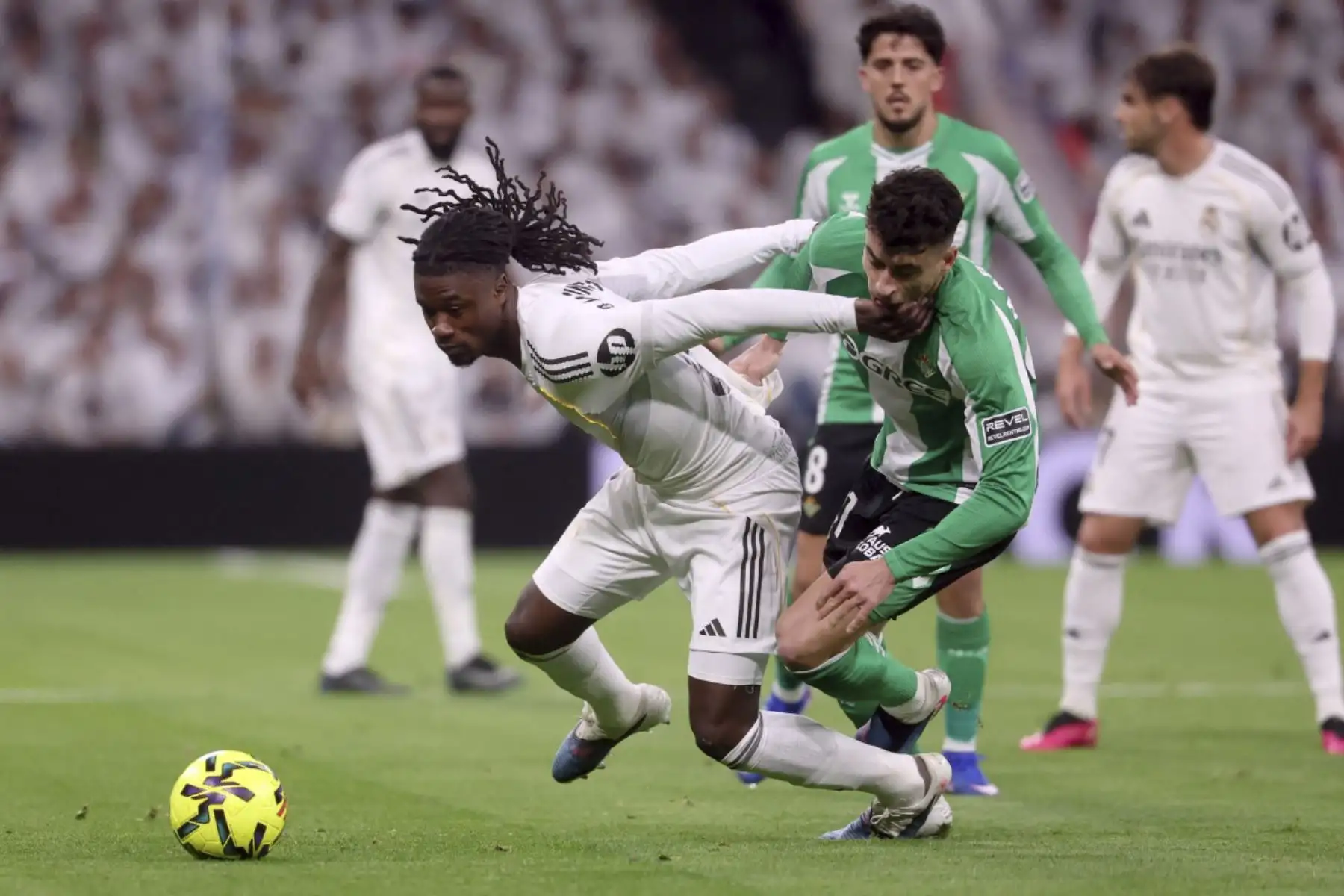 El centrocampista francés del Real Madrid Eduardo Camavinga (L) y el centrocampista español del Real Betis Marc Roca luchan por el balón durante el partido de fútbol de la Liga Española entre el Real Madrid CF y el Real Betis en el Estadio Santiago Bernabéu de Madrid el 4 de enero de 2026. (Foto de Pierre-Philippe MARCOU / AFP)