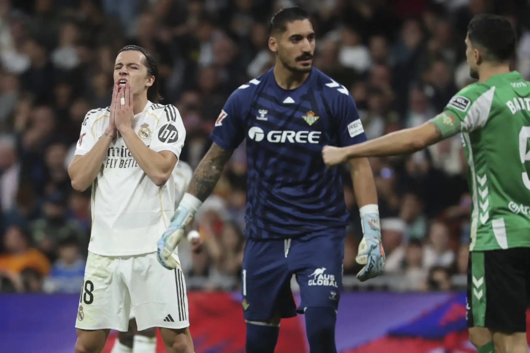 El defensor español #18 del Real Madrid, Álvaro Carreras, reacciona durante el partido de fútbol de la Liga española entre el Real Madrid CF y el Real Betis en el estadio Santiago Bernabéu de Madrid el 4 de enero de 2026. (Foto de Pierre-Philippe MARCOU / AFP)