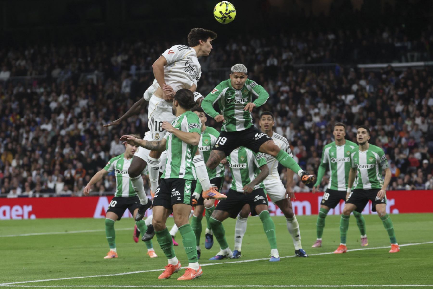 El delantero español #16 del Real Madrid Gonzalo García (TOP R) y el delantero colombiano #19 del Real Betis Cucho Hernández (TOP R) compiten por un cabezazo durante el partido de fútbol de la Liga Española entre el Real Madrid CF y el Real Betis en el Estadio Santiago Bernabéu de Madrid el 4 de enero de 2026. (Foto de Pierre-Philippe MARCOU / AFP)
