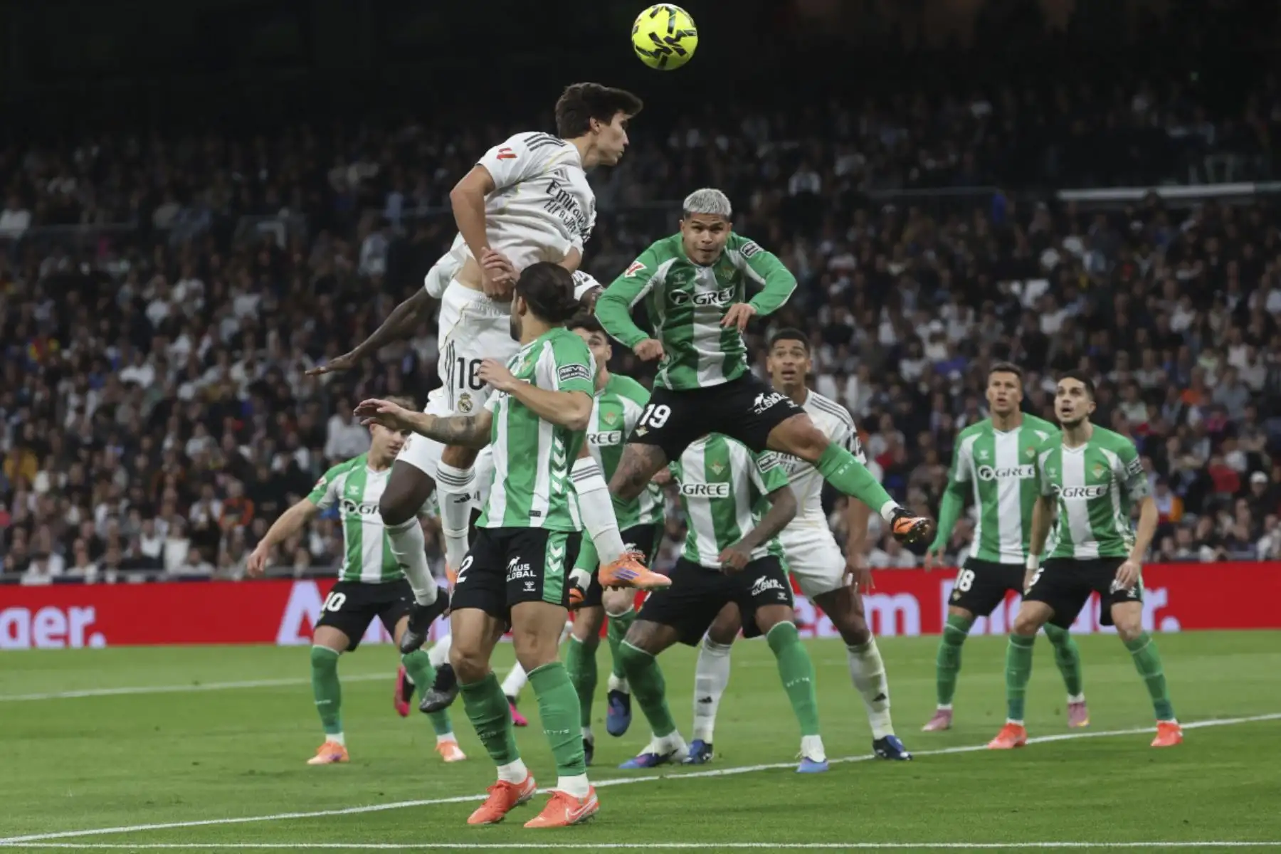 El delantero español #16 del Real Madrid Gonzalo García (TOP R) y el delantero colombiano #19 del Real Betis Cucho Hernández (TOP R) compiten por un cabezazo durante el partido de fútbol de la Liga Española entre el Real Madrid CF y el Real Betis en el Estadio Santiago Bernabéu de Madrid el 4 de enero de 2026. (Foto de Pierre-Philippe MARCOU / AFP)
