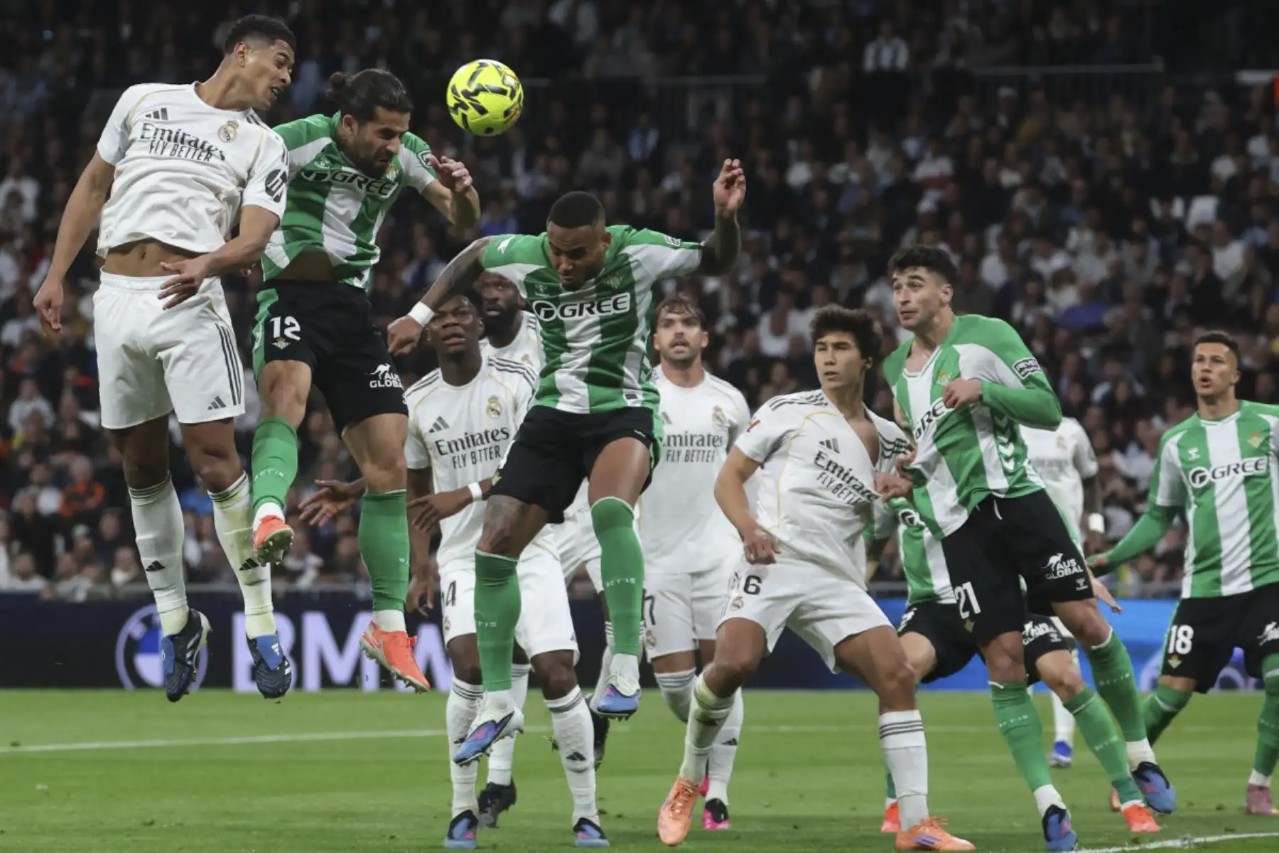 El delantero brasileño del Real Madrid #07 Vinicius Junior, el defensor brasileño del Real Betis #04 Natan Bernardo de Souza (C) y el defensor español del Real Betis #05 Marc Bartra luchan por el balón durante el partido de fútbol de la Liga española entre el Real Madrid CF y el Real Betis en el Estadio Santiago Bernabéu de Madrid el 4 de enero de 2026. (Foto de Pierre-Philippe MARCOU / AFP)