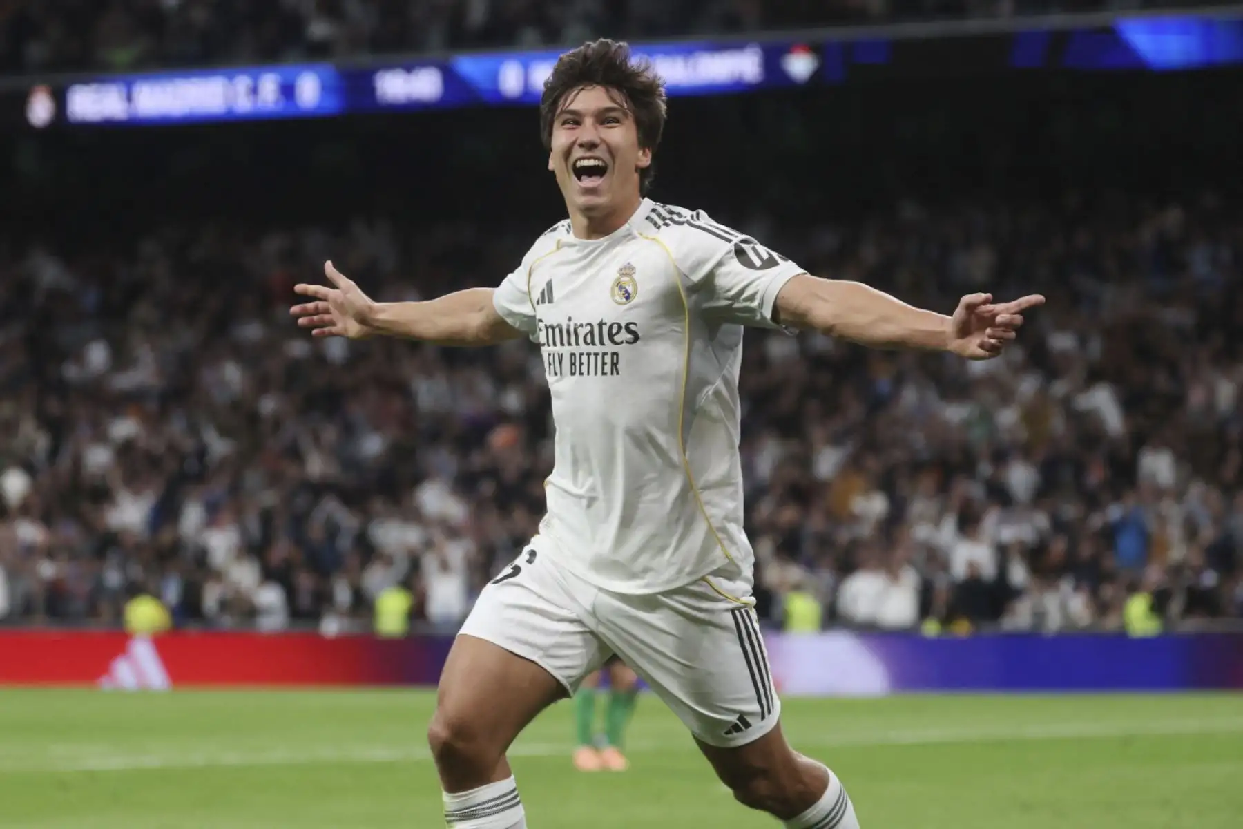 El delantero español #16 del Real Madrid, Gonzalo García, celebra anotar el primer gol durante el partido de fútbol de la Liga Española entre el Real Madrid CF y el Real Betis en el estadio Santiago Bernabéu de Madrid el 4 de enero de 2026. (Foto de Pierre-Philippe MARCOU / AFP)