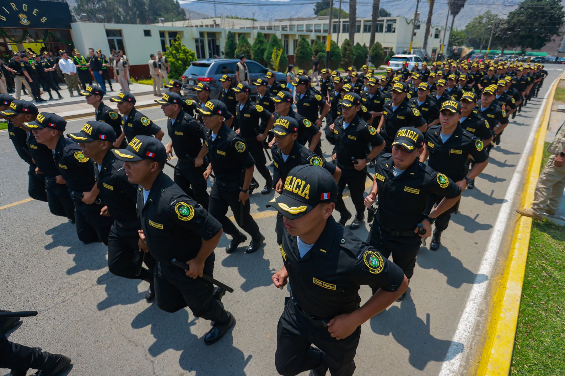 Con el objetivo de devolverle la tranquilidad a nuestro país, por iniciativa del presidente de la República José Jerí Oré, los 473 alféreces recientemente graduados no serán destinados a unidades comunes, sino que iniciarán un proceso inédito de especialización en orden público, seguridad e investigación criminal. Foto: Presidencia