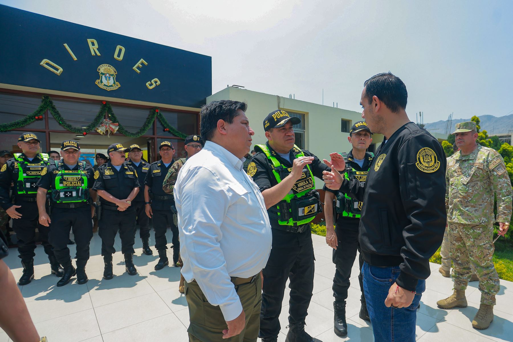 Con el objetivo de devolverle la tranquilidad a nuestro país, por iniciativa del presidente de la República José Jerí Oré, los 473 alféreces recientemente graduados no serán destinados a unidades comunes, sino que iniciarán un proceso inédito de especialización en orden público, seguridad e investigación criminal. Foto: Presidencia