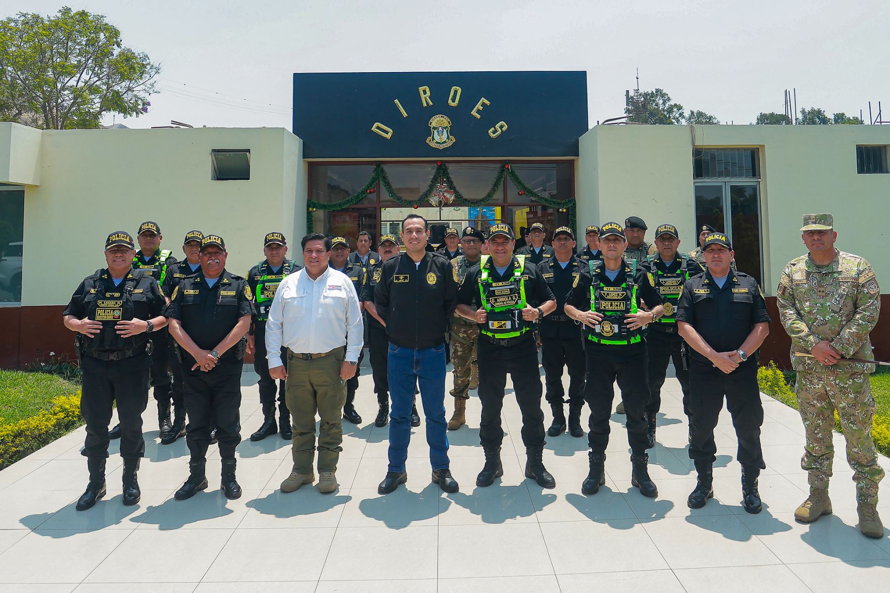 Con el objetivo de devolverle la tranquilidad a nuestro país, por iniciativa del presidente de la República José Jerí Oré, los 473 alféreces recientemente graduados no serán destinados a unidades comunes, sino que iniciarán un proceso inédito de especialización en orden público, seguridad e investigación criminal. Foto: Presidencia