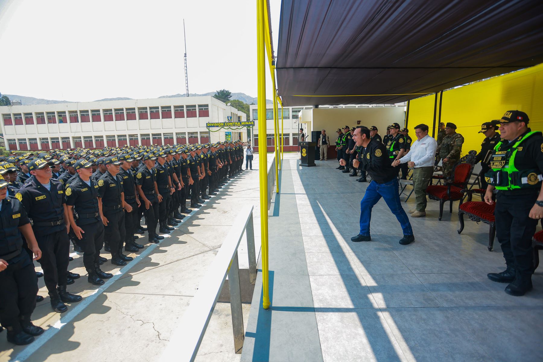 Con el objetivo de devolverle la tranquilidad a nuestro país, por iniciativa del presidente de la República José Jerí Oré, los 473 alféreces recientemente graduados no serán destinados a unidades comunes, sino que iniciarán un proceso inédito de especialización en orden público, seguridad e investigación criminal. Foto: Presidencia