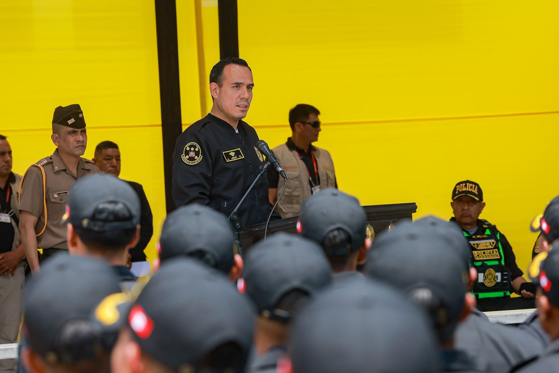 Con el objetivo de devolverle la tranquilidad a nuestro país, por iniciativa del presidente de la República José Jerí Oré, los 473 alféreces recientemente graduados no serán destinados a unidades comunes, sino que iniciarán un proceso inédito de especialización en orden público, seguridad e investigación criminal. Foto: Presidencia