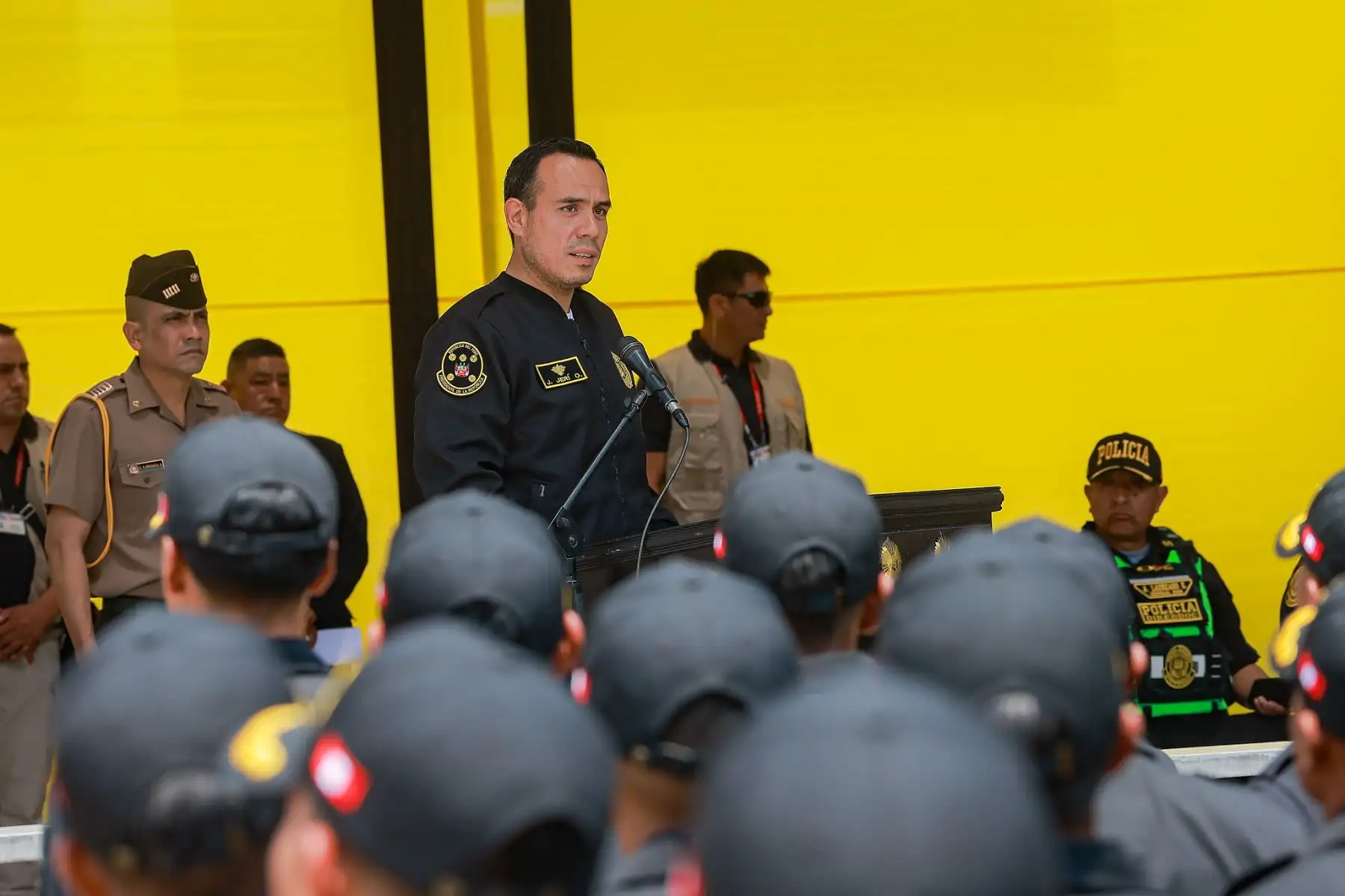 Con el objetivo de devolverle la tranquilidad a nuestro país, por iniciativa del presidente de la República José Jerí Oré, los 473 alféreces recientemente graduados no serán destinados a unidades comunes, sino que iniciarán un proceso inédito de especialización en orden público, seguridad e investigación criminal. Foto: Presidencia