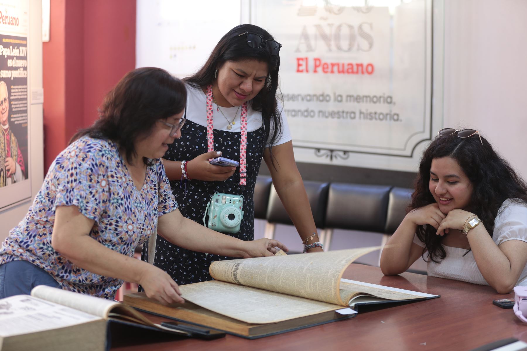 El Museo Gráfico del Diario Oficial El Peruano creado en 1999 busca rescatar el trabajo de aquellos hombres anónimos para la historia pero que diariamente han sido los principales actores de la difusión del pensamiento y el conocimiento de nuestra cultura.
Foto: ANDINA/Verónica Calderón Zúñiga