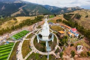 La moderna infraestructura incluye una escultura monumental de la Virgen de Cocharcas, de 26 metros de altura,