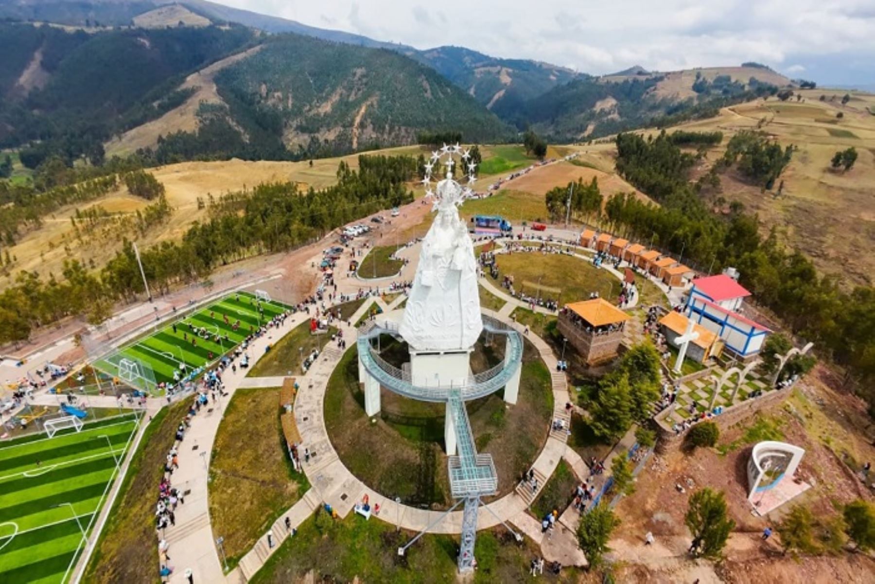 La moderna infraestructura incluye una escultura monumental de la Virgen de Cocharcas, de 26 metros de altura,