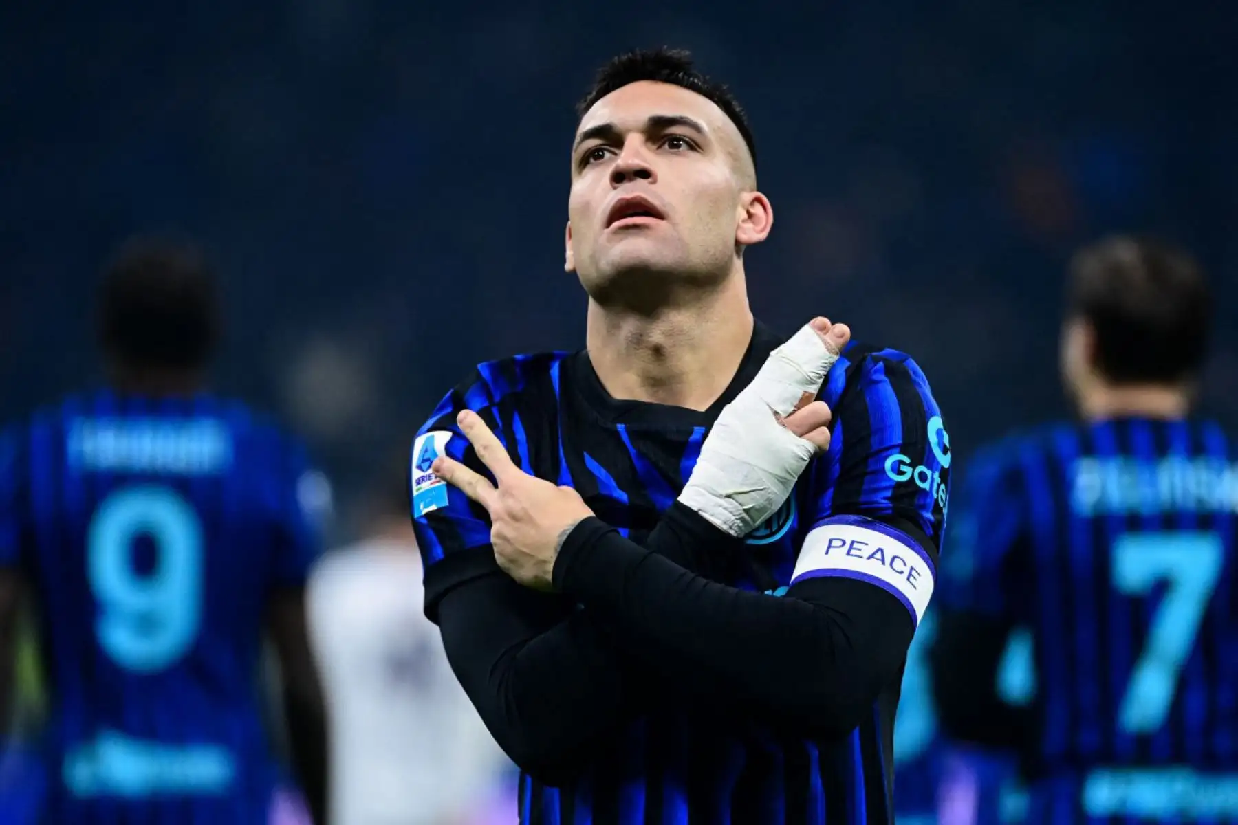 El delantero  del Inter de Milán, Lautaro Martínez, celebra tras anotar el segundo gol de su equipo durante el partido de la Serie A italiana entre el Inter de Milán y el Bolonia en el estadio San Siro de Milán.
Foto: AFP