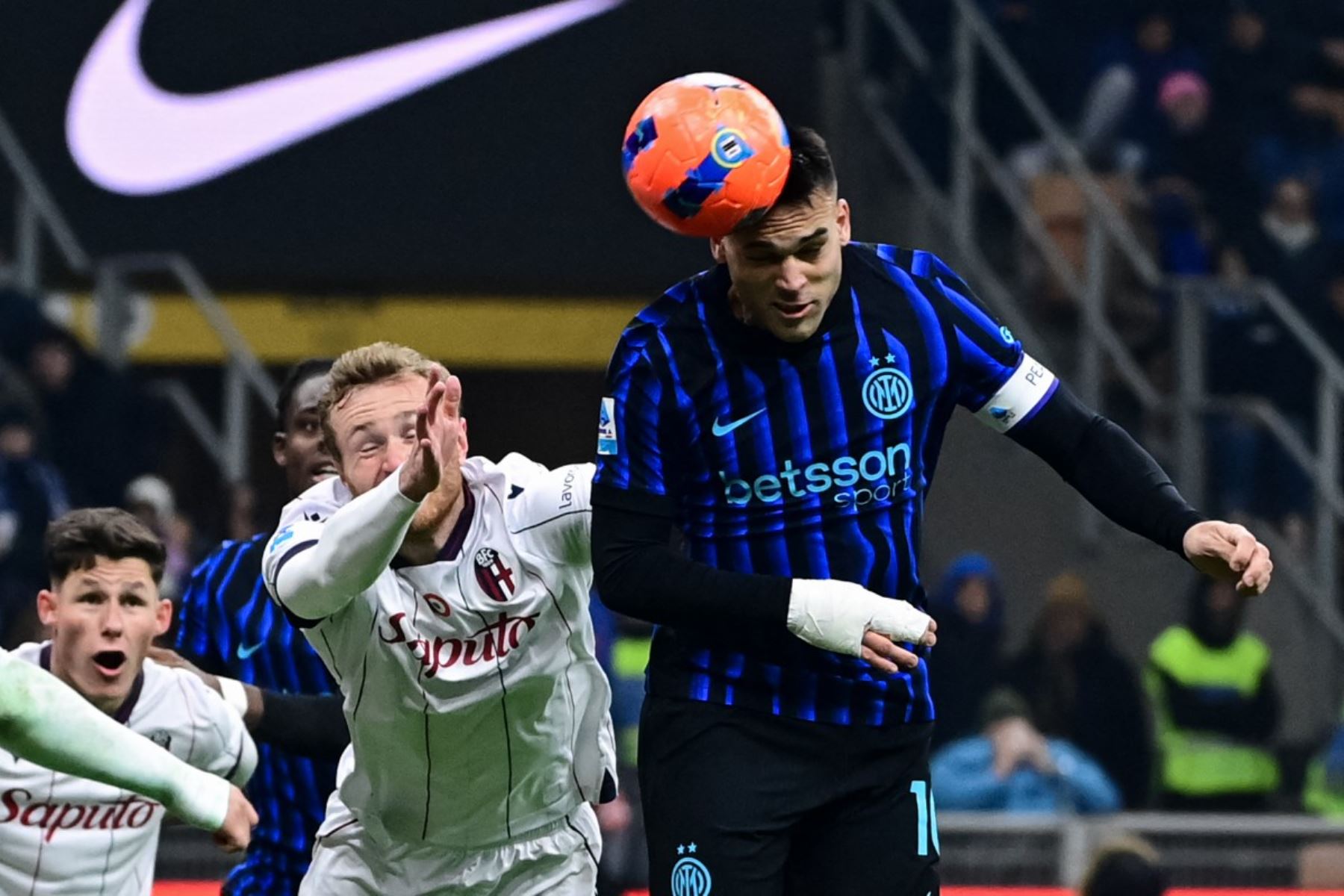 El delantero argentino del Inter de Milán, Lautaro Martínez, cabecea el balón para marcar el segundo gol de su equipo durante el partido de la Serie A italiana entre el Inter de Milán y el Bolonia en el estadio San Siro de Milán.
Foto: AFP