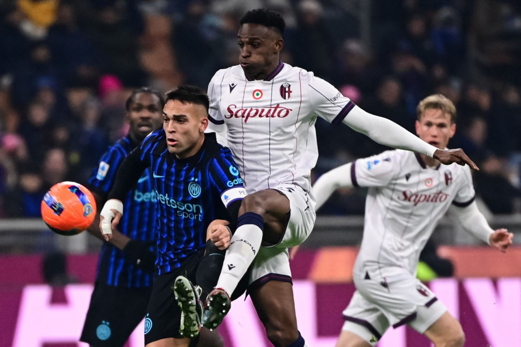 El delantero argentino del Inter de Milán, Lautaro Martínez, lucha por el balón con el defensa colombiano  del Bolonia, Jhon Lucumi, durante el partido de la Serie A italiana entre el Inter de Milán y el Bolonia en el estadio San Siro de Milán.
Foto: AFP
