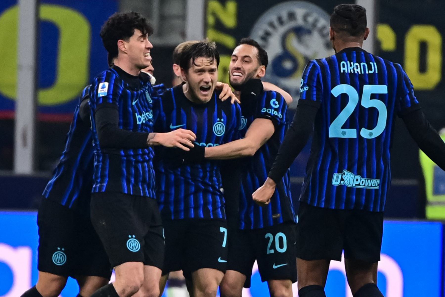 El centrocampista polaco del Inter de Milán, Piotr Zielinski , celebra con sus compañeros tras anotar el primer gol del Inter durante el partido de la Serie A italiana entre el Inter de Milán y el Bolonia en el estadio San Siro de Milán.
Foto: AFP