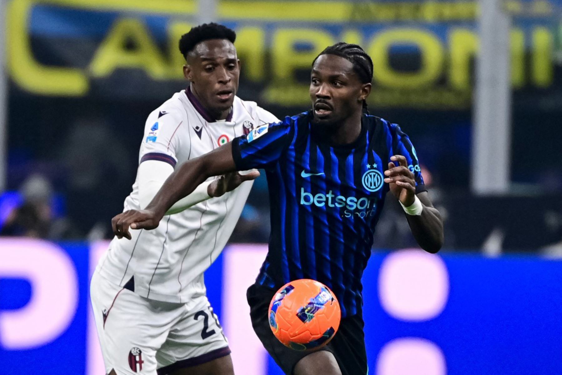 El defensa colombiano del Bolonia, Jhon Lucumi , y el delantero francés del Inter de Milán, Marcus Thuram, luchan por el balón durante el partido de la Serie A italiana entre el Inter de Milán y el Bolonia en el estadio San Siro de Milán.
Foto: AFP