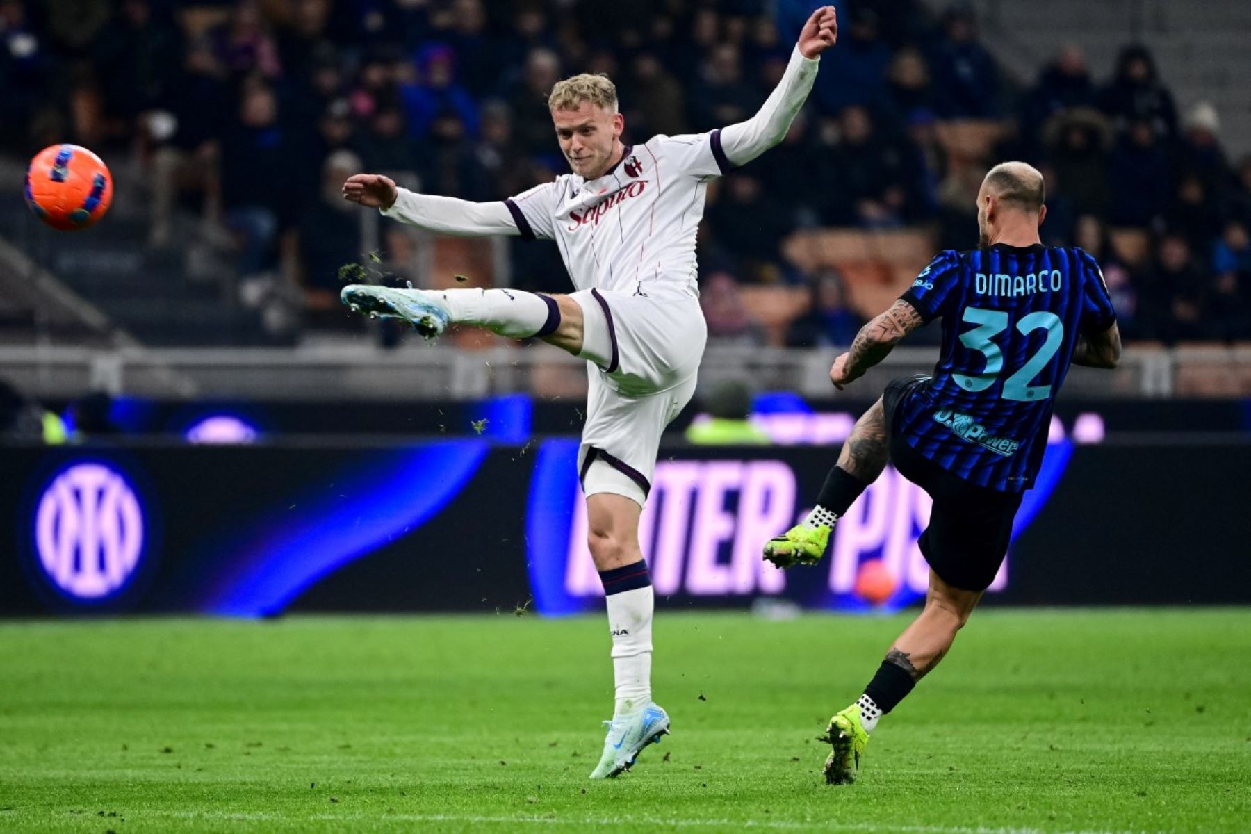 El delantero danés del Bolonia, Jens Odgaard, dispara hacia la portería junto al defensa italiano del Inter de Milán, Federico Dimarco , durante el partido de la Serie A italiana entre el Inter de Milán y el Bolonia en el estadio San Siro de Milán.
Foto: AFP