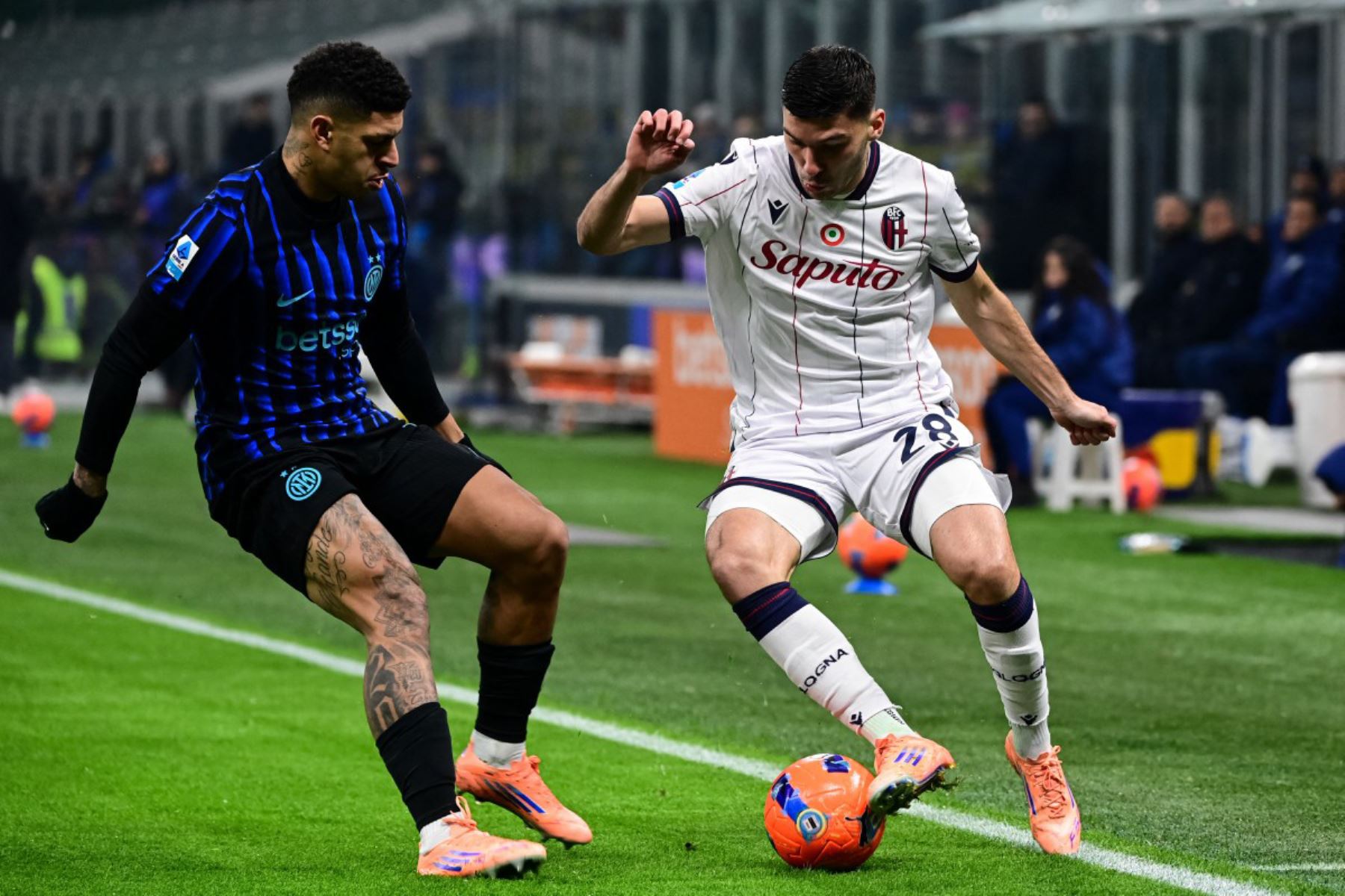 El delantero brasileño del Inter de Milán, Luis Henrique , lucha por el balón con el delantero italiano  del Bolonia, Nicolo Cambiaghi, durante el partido de la Serie A italiana entre el Inter de Milán y el Bolonia en el estadio San Siro de Milán.
Foto: AFP