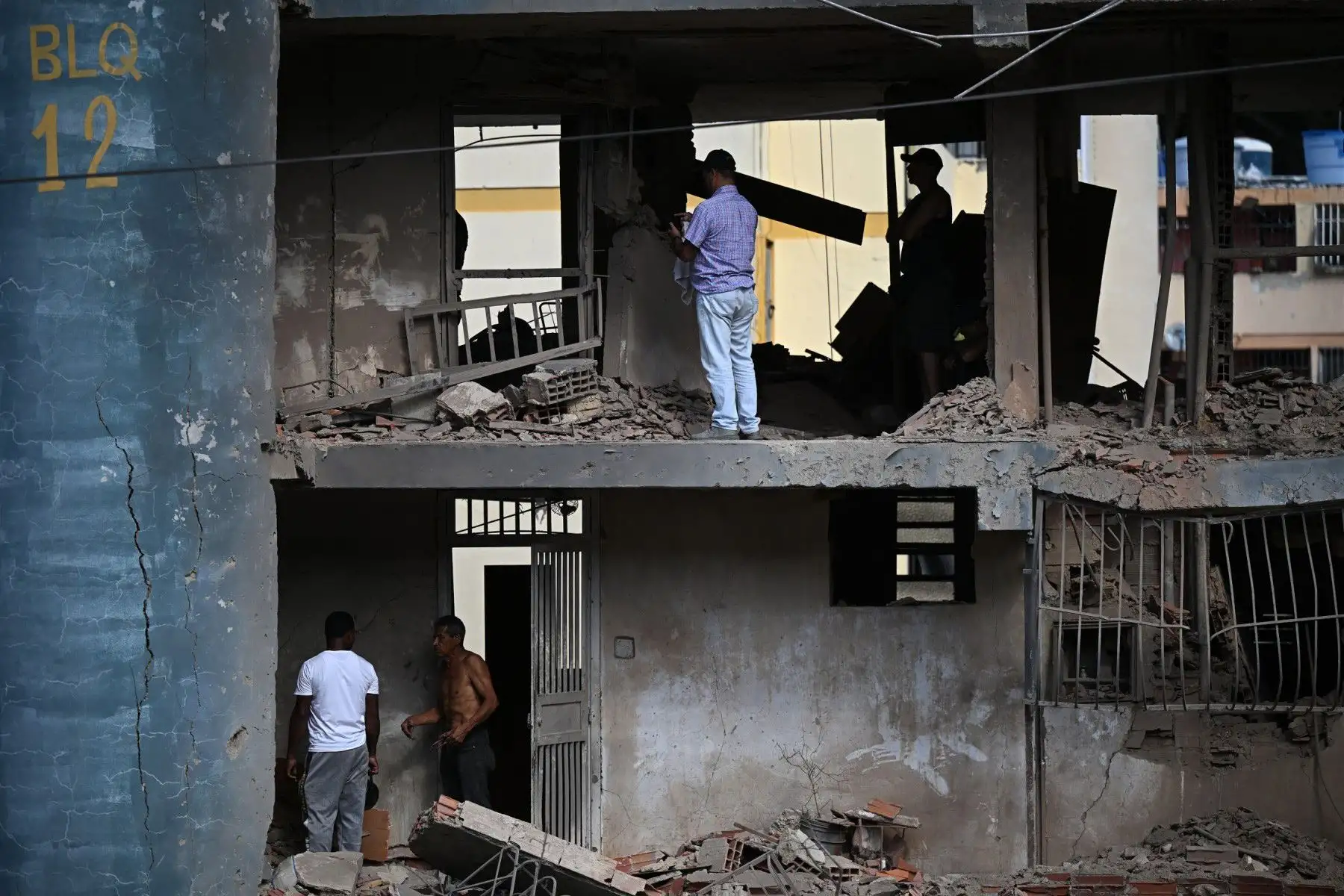 César Díaz, hijo del dueño de un apartamento dañado, es visto durante la limpieza del mismo en Catia La Mar, estado de La Guaira, Venezuela, el 4 de enero de 2026, un día después de que el líder venezolano, Nicolás Maduro, fuera capturado en un ataque estadounidense.
Foto: AFP