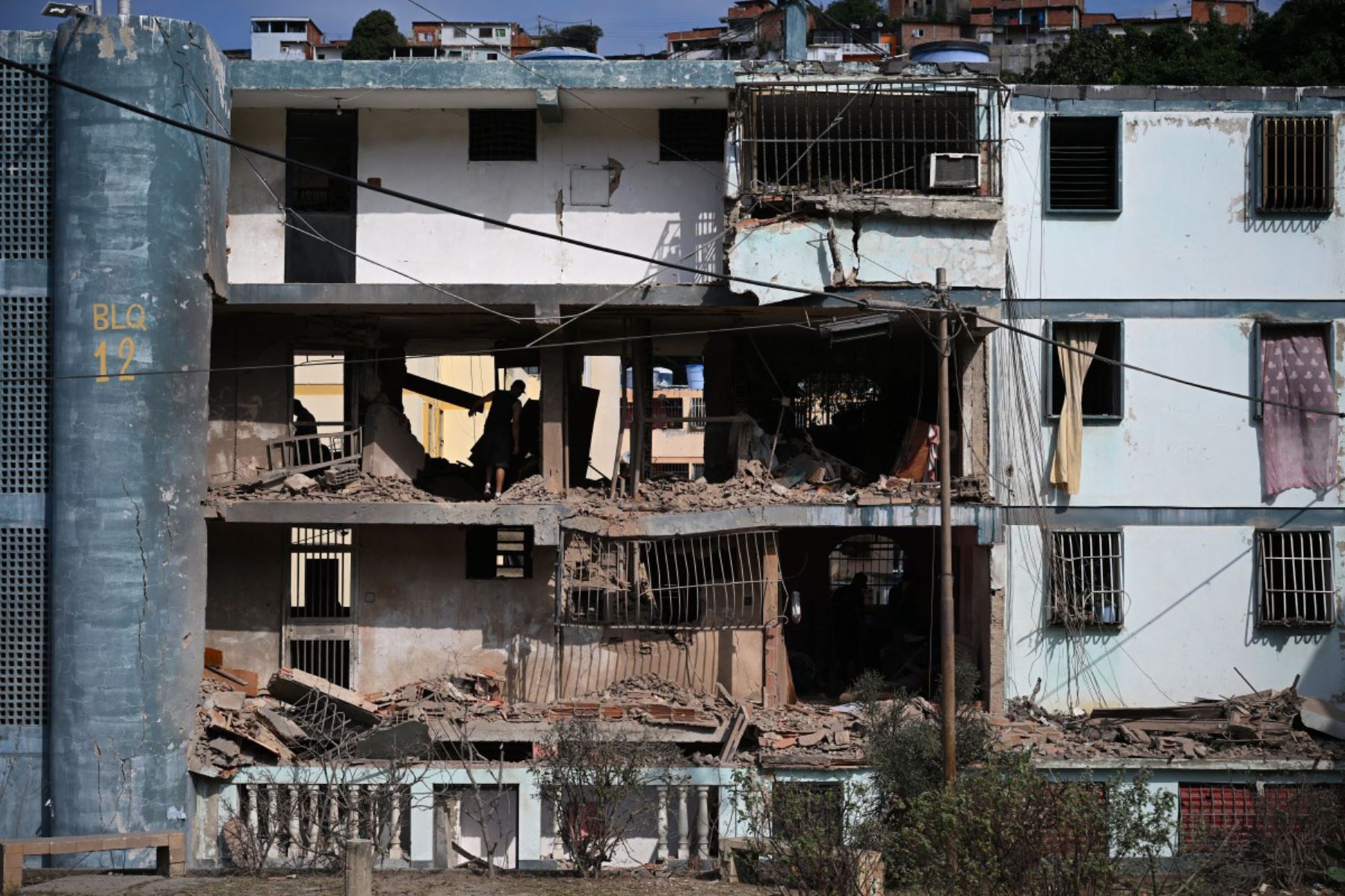 Vista de un edificio dañado en Catia La Mar, estado de La Guaira, Venezuela, el 4 de enero de 2026, un día después de que el líder venezolano, Nicolás Maduro, fuera capturado en un ataque estadounidense.
Foto: AFP