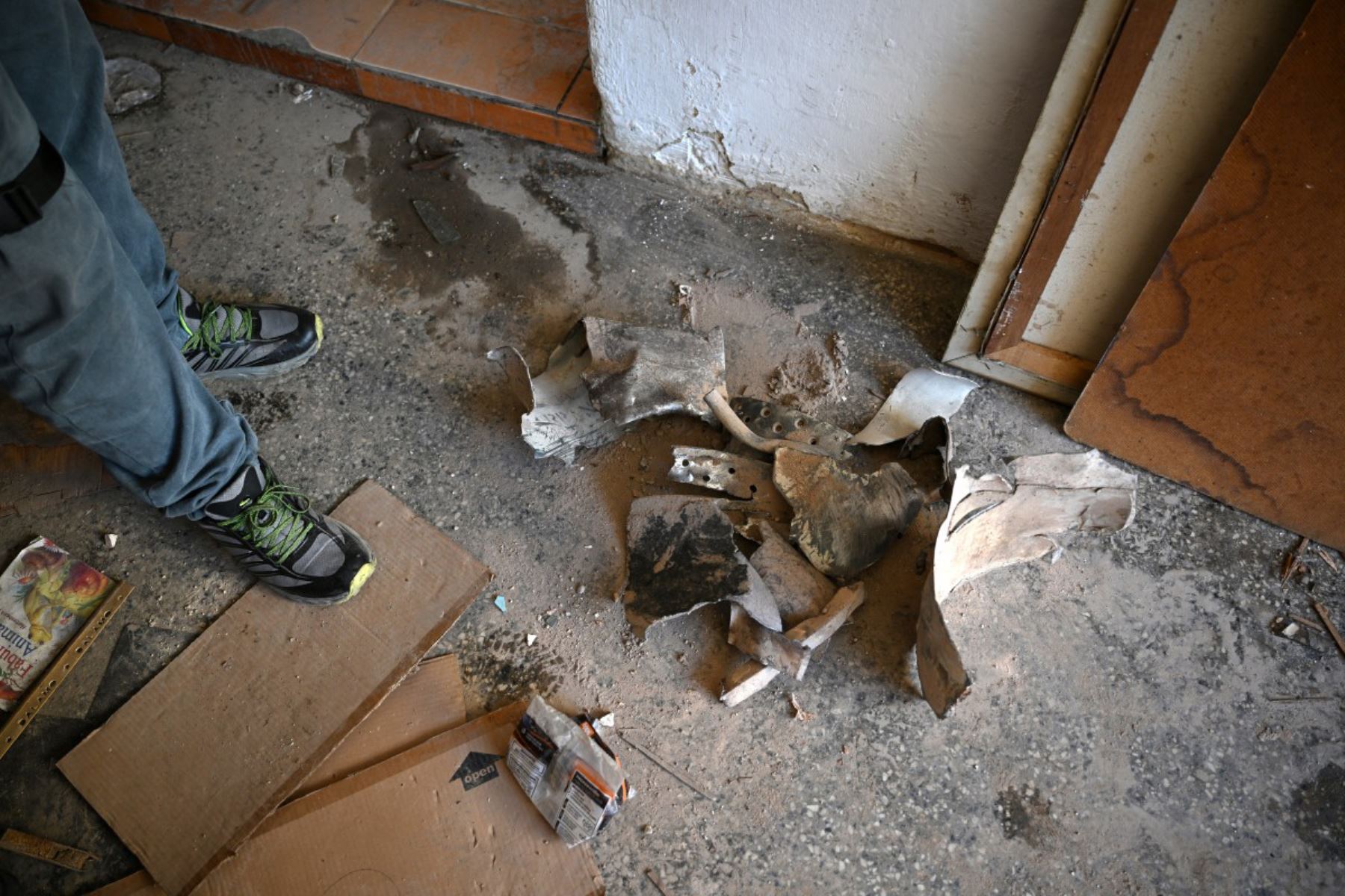 Vista de partes de un proyectil estadounidense que alcanzó un edificio en Catia La Mar, estado de La Guaira, Venezuela, el 4 de enero de 2026, un día después de que el líder venezolano Nicolás Maduro fuera capturado en un ataque estadounidense.
Foto: AFP