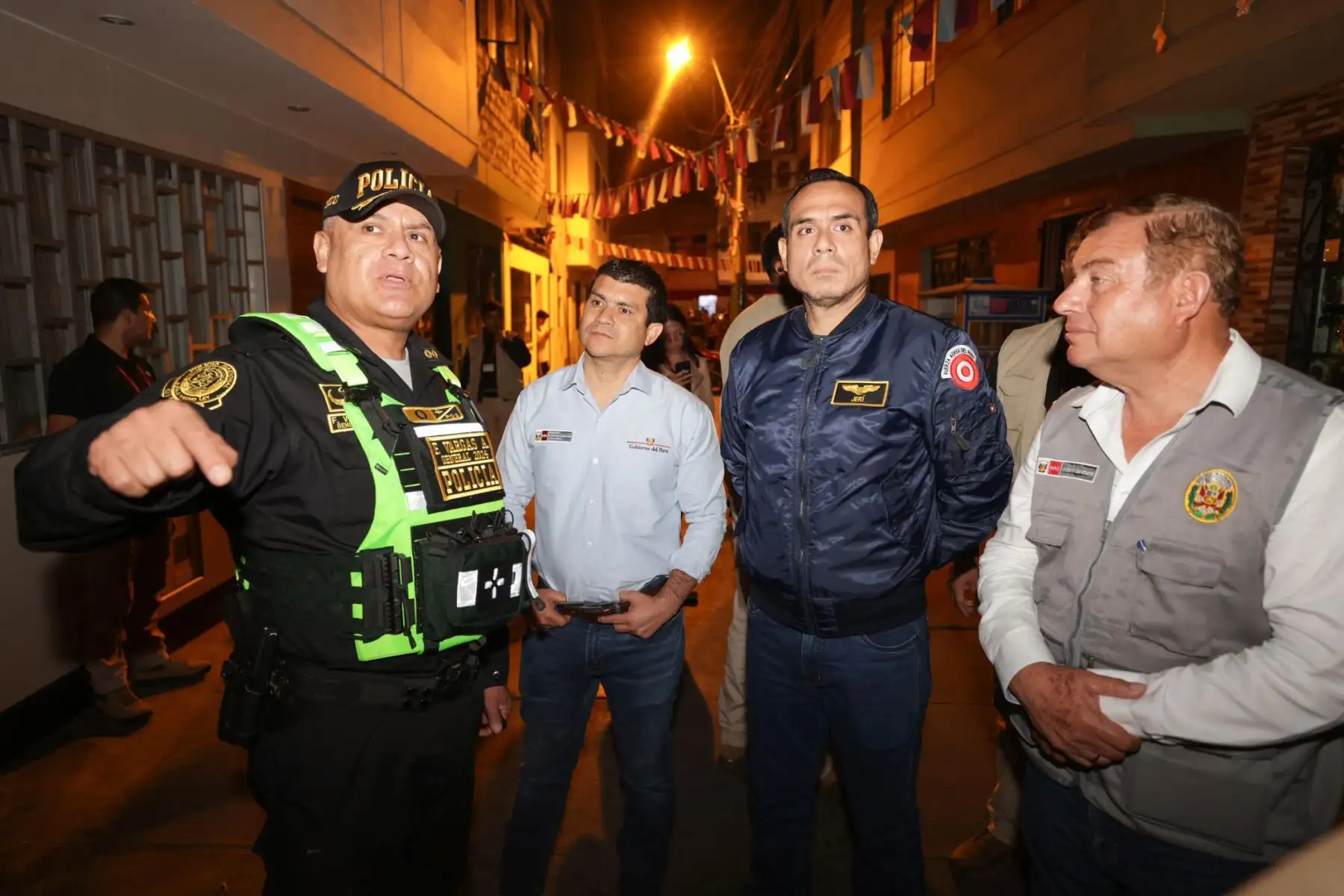 El presidente José Jerí y el ministro de Vivienda, Wilder Sifuentes, supervisaron un operativo de control territorial realizado por la  Policía Nacional, en el pasaje Jorge Chávez, en el distrito de La Victoria. Foto: ANDINA/ Prensa Presidencia