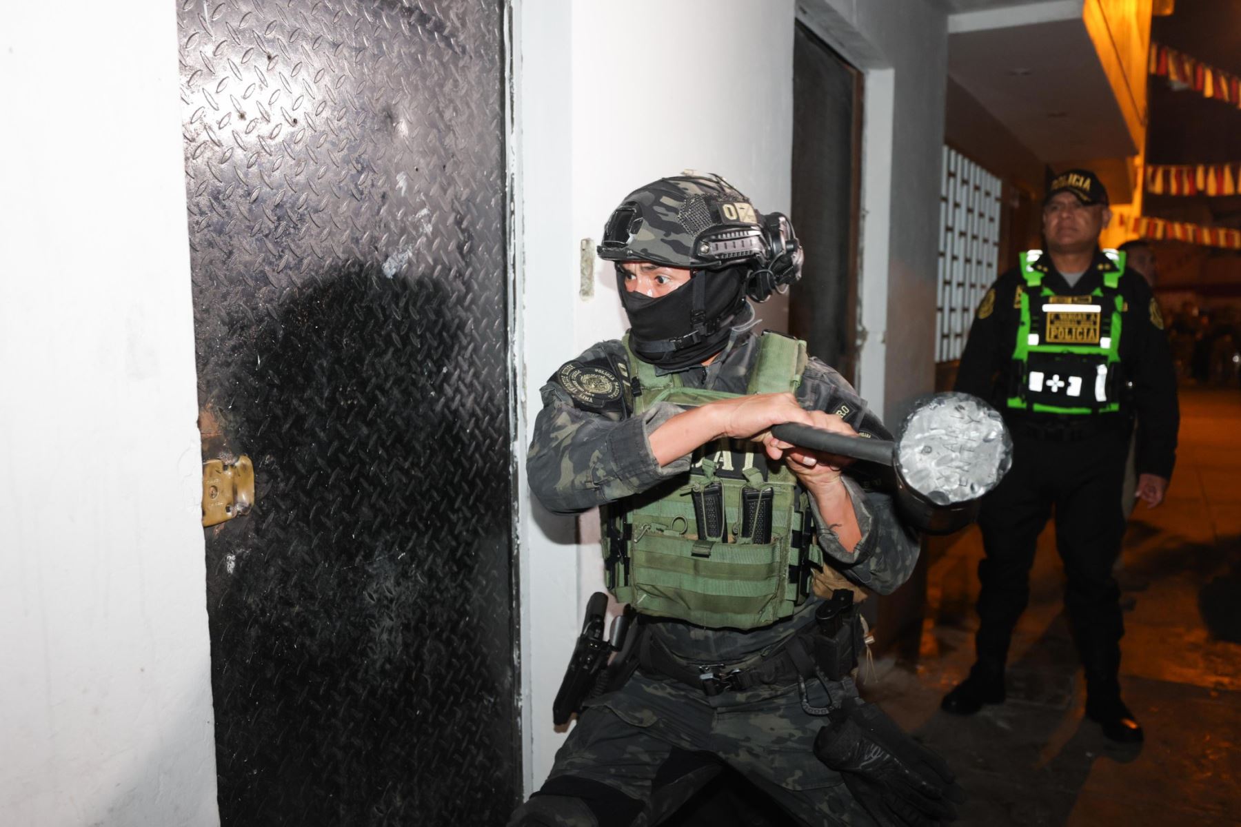 El presidente José Jerí y el ministro de Vivienda, Wilder Sifuentes, supervisaron un operativo de control territorial realizado por la  Policía Nacional, en el pasaje Jorge Chávez, en el distrito de La Victoria. Foto: ANDINA/ Prensa Presidencia