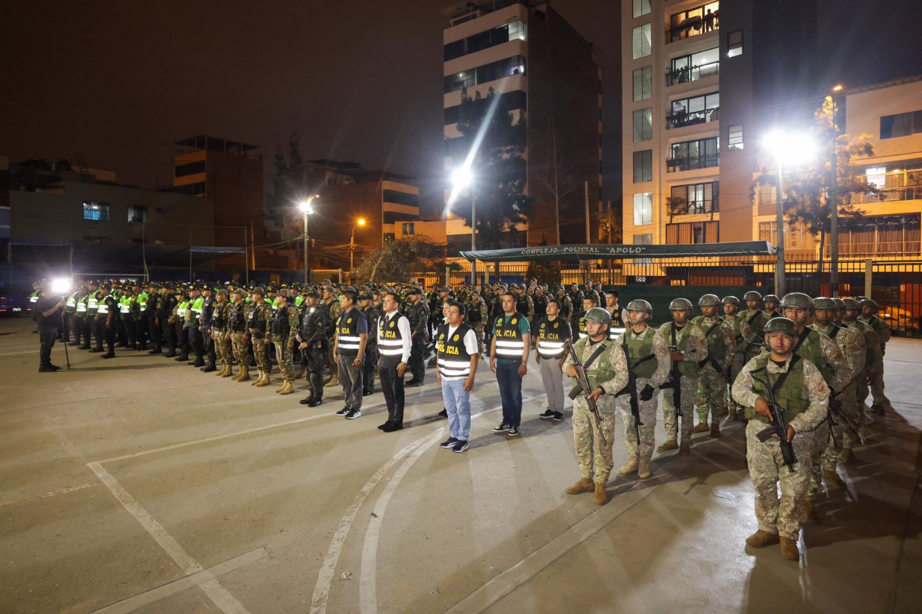 El presidente José Jerí y el ministro de Vivienda, Wilder Sifuentes, supervisaron un operativo de control territorial realizado por la  Policía Nacional, en el pasaje Jorge Chávez, en el distrito de La Victoria. Foto: ANDINA/ Prensa Presidencia