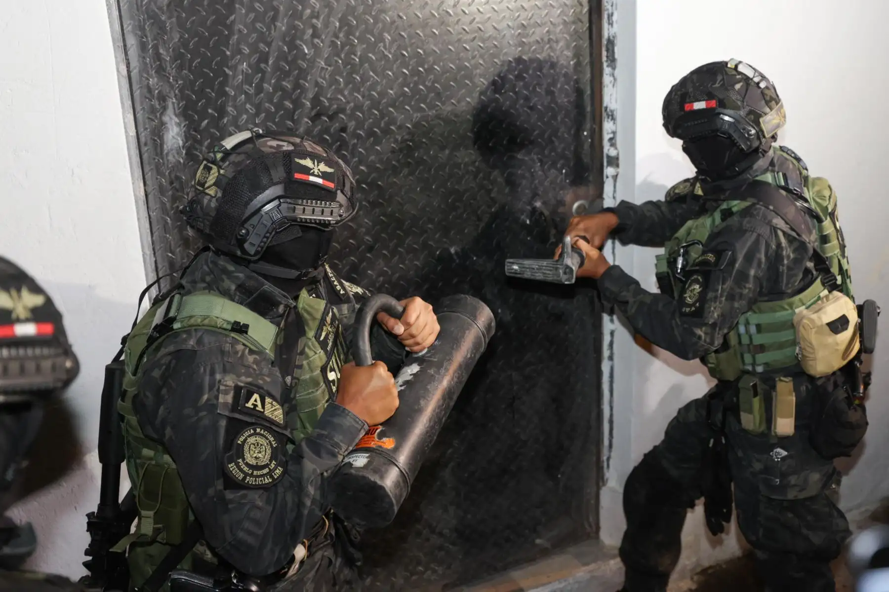 El presidente José Jerí y el ministro de Vivienda, Wilder Sifuentes, supervisaron un operativo de control territorial realizado por la  Policía Nacional, en el pasaje Jorge Chávez, en el distrito de La Victoria. Foto: ANDINA/ Prensa Presidencia