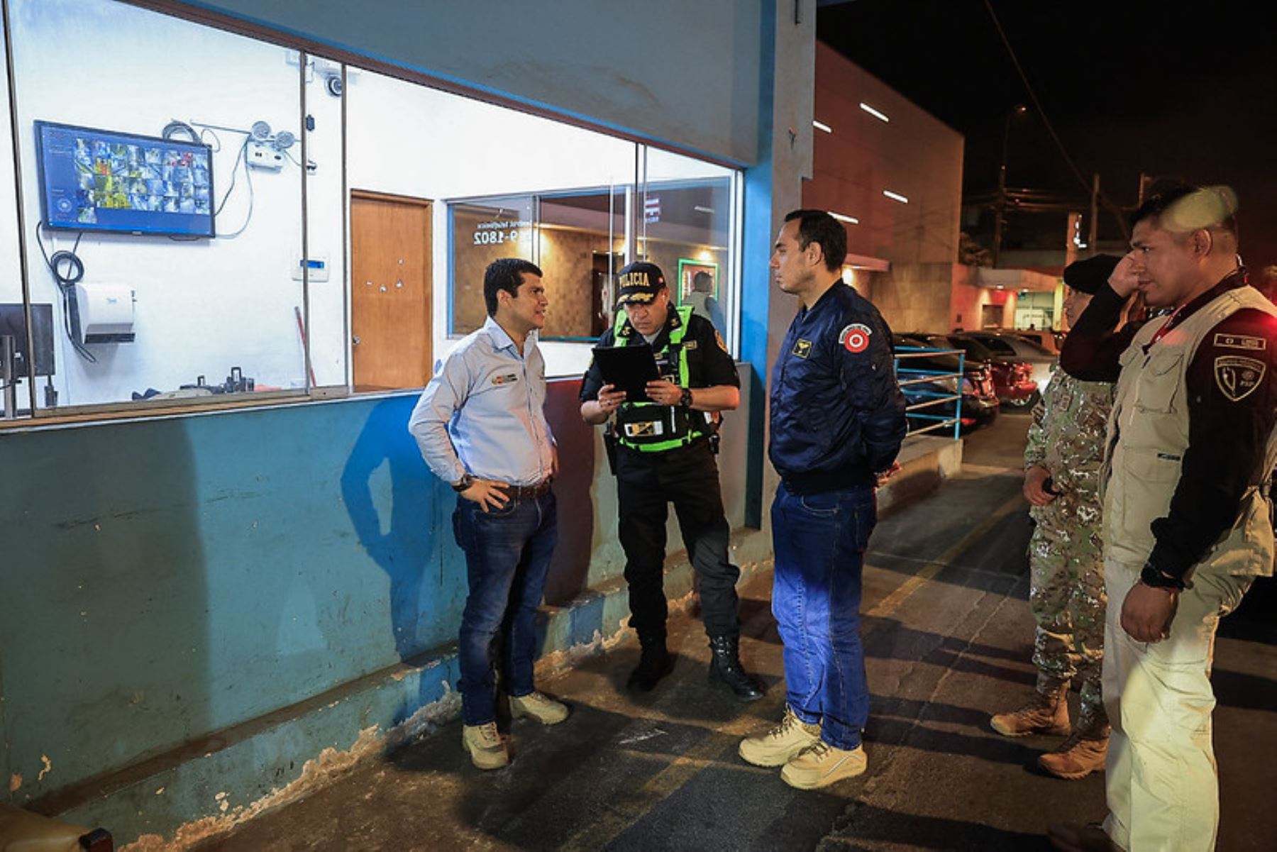 El presidente José Jerí y el ministro de Vivienda, Wilder Sifuentes, supervisaron un operativo de control territorial realizado por la  Policía Nacional, en el pasaje Jorge Chávez, en el distrito de La Victoria. Foto: ANDINA/ Prensa Presidencia