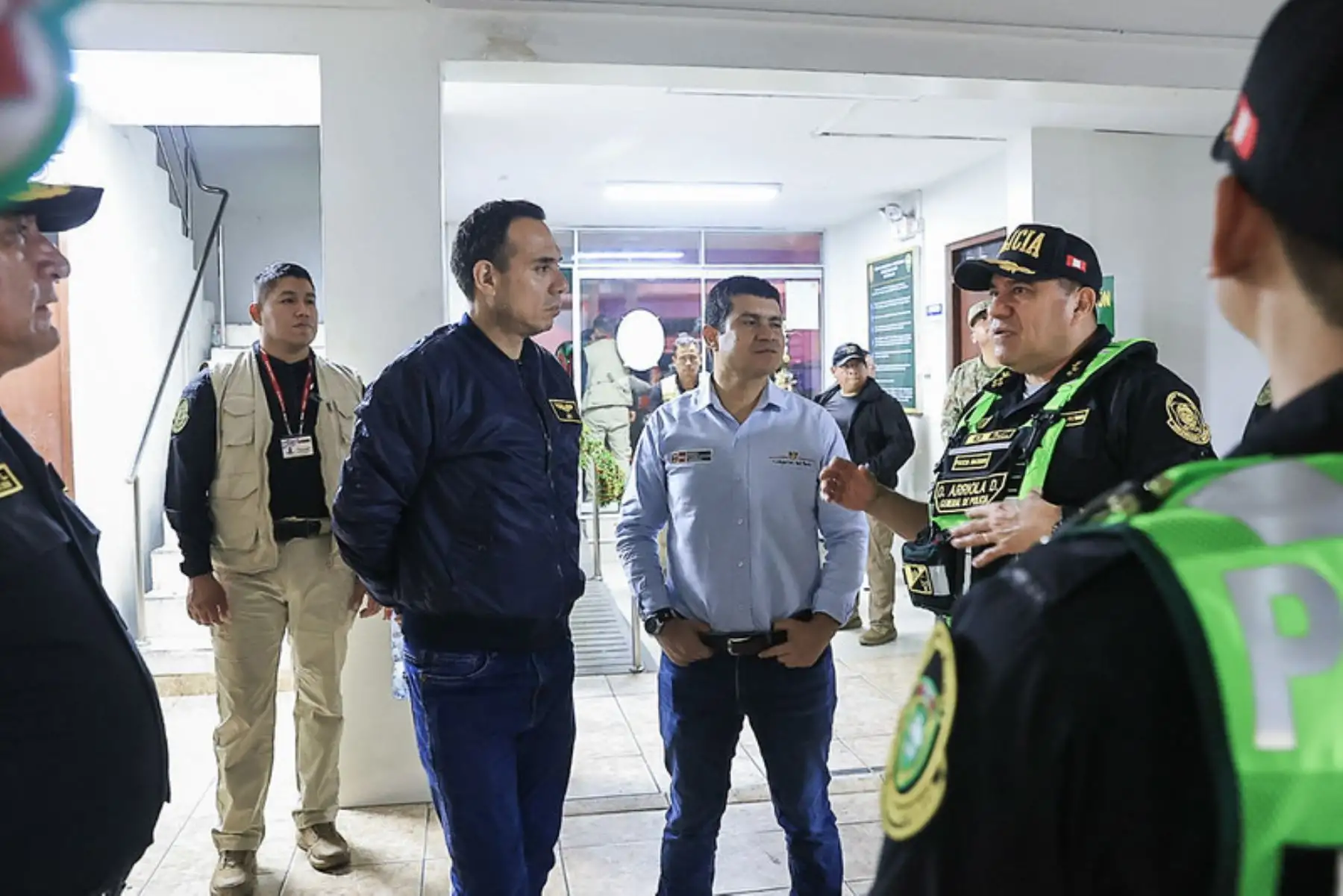El presidente José Jerí y el ministro de Vivienda, Wilder Sifuentes, supervisaron un operativo de control territorial realizado por la  Policía Nacional, en el pasaje Jorge Chávez, en el distrito de La Victoria. Foto: ANDINA/ Prensa Presidencia