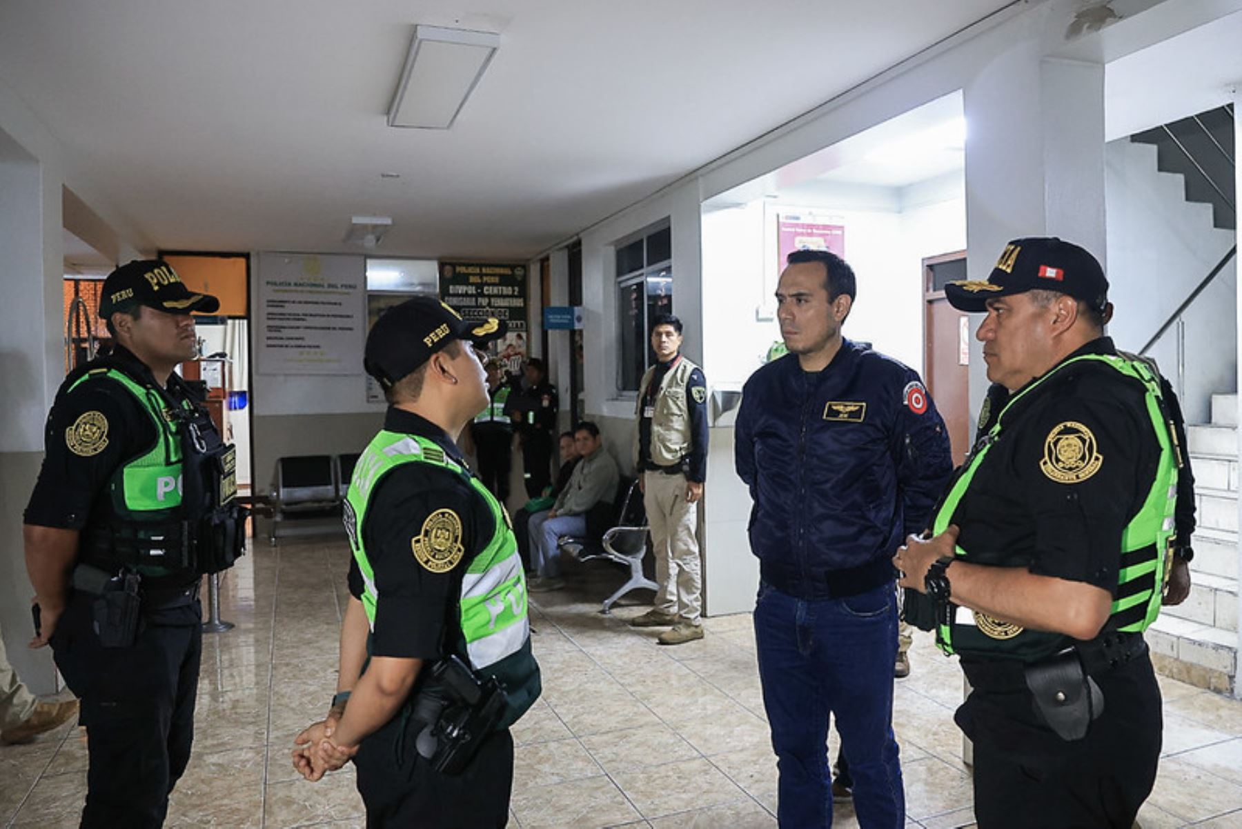 El presidente José Jerí y el ministro de Vivienda, Wilder Sifuentes, supervisaron un operativo de control territorial realizado por la  Policía Nacional, en el pasaje Jorge Chávez, en el distrito de La Victoria. Foto: ANDINA/ Prensa Presidencia