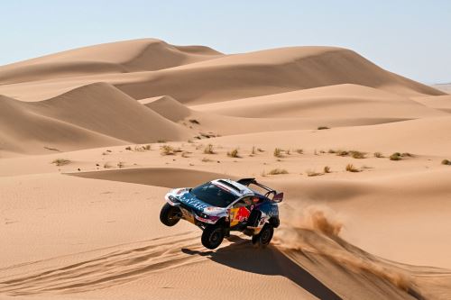 el catarí Nasser Al Attiyah se colocó de líder de la clasificación general en autos del Rally Dakar 2026