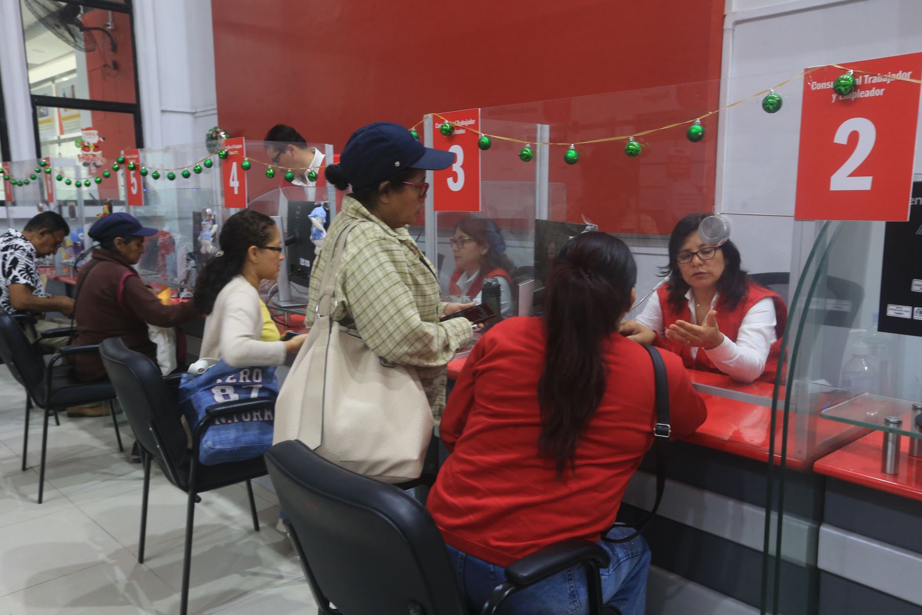 El Ministerio de Trabajo y Promoción del Empleo brinda orientación a trabajadores y empleadores para absolver las dudas más frecuentes sobre liquidación de beneficios sociales, despidos y otros temas laborales de interés. Estos espacios de atención a la ciudadanía buscan explicar, especialmente en esta época del año, cómo calcular de manera referencial los derechos y beneficios del régimen laboral de la actividad privada, conforme a la legislación vigente.Foto: ANDINA/Héctor Vinces