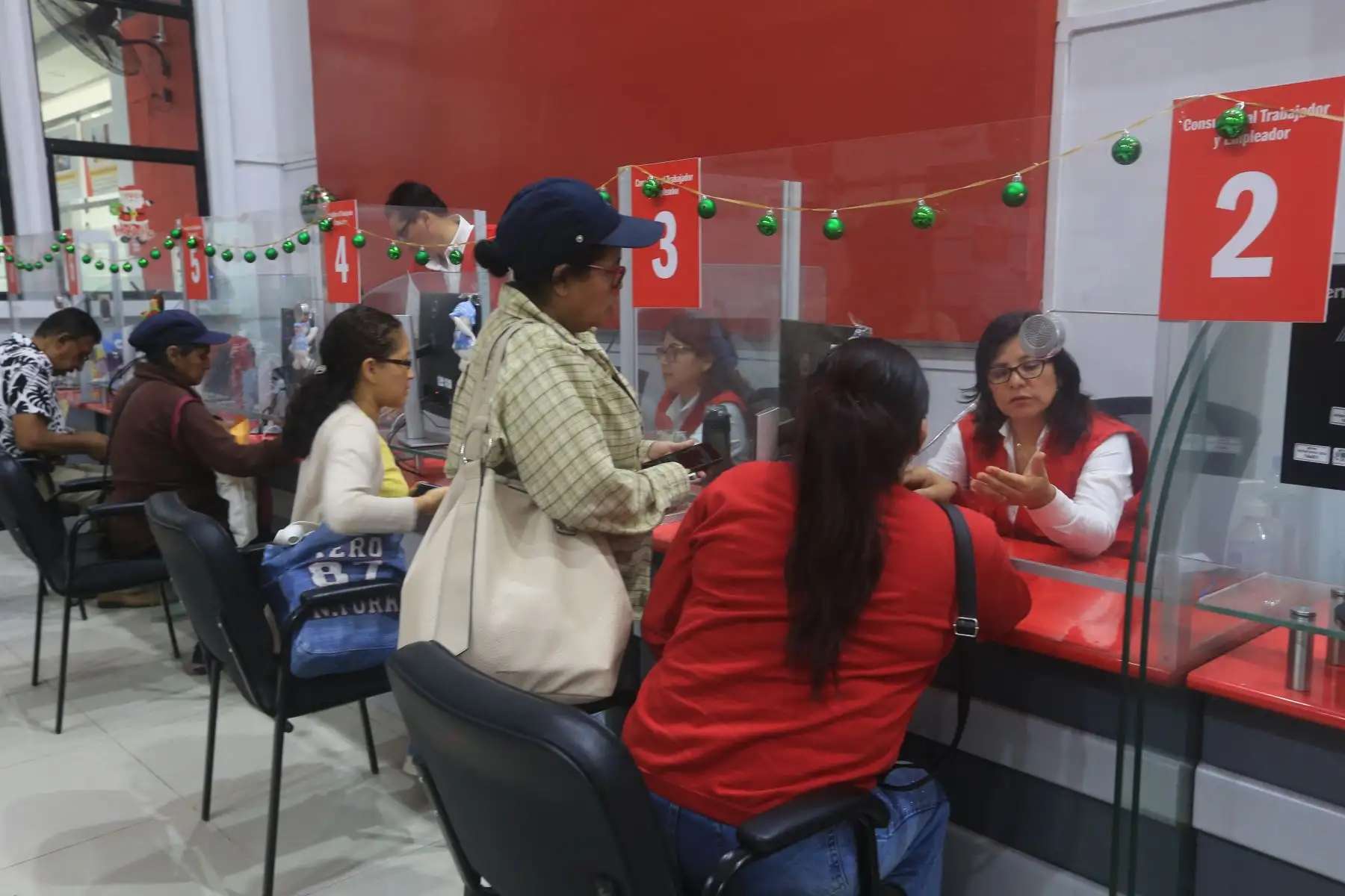 El Ministerio de Trabajo y Promoción del Empleo brinda orientación a trabajadores y empleadores para absolver las dudas más frecuentes sobre liquidación de beneficios sociales, despidos y otros temas laborales de interés. Estos espacios de atención a la ciudadanía buscan explicar, especialmente en esta época del año, cómo calcular de manera referencial los derechos y beneficios del régimen laboral de la actividad privada, conforme a la legislación vigente.Foto: ANDINA/Héctor Vinces