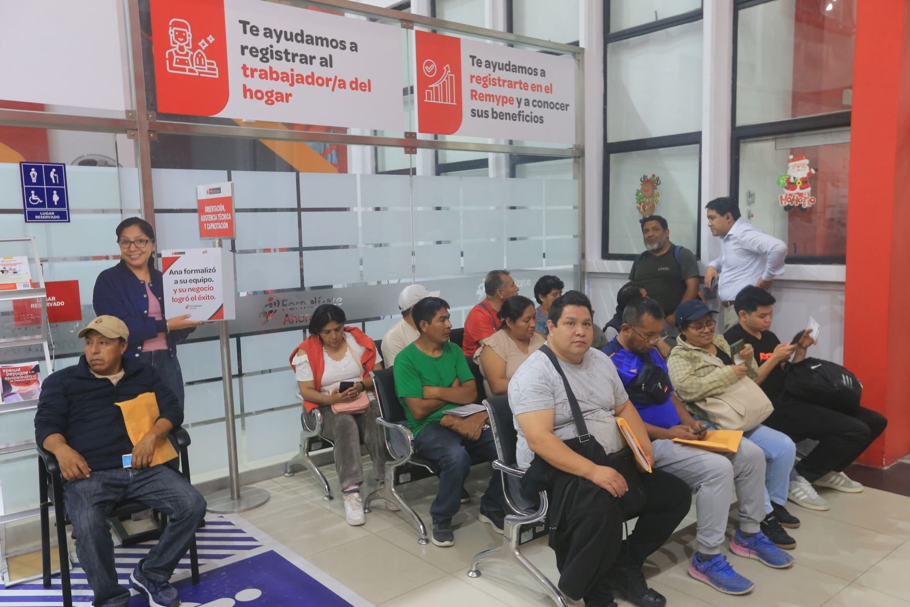 El Ministerio de Trabajo y Promoción del Empleo brinda orientación a trabajadores y empleadores para absolver las dudas más frecuentes sobre liquidación de beneficios sociales, despidos y otros temas laborales de interés. Estos espacios de atención a la ciudadanía buscan explicar, especialmente en esta época del año, cómo calcular de manera referencial los derechos y beneficios del régimen laboral de la actividad privada, conforme a la legislación vigente.Foto: ANDINA/Héctor Vinces