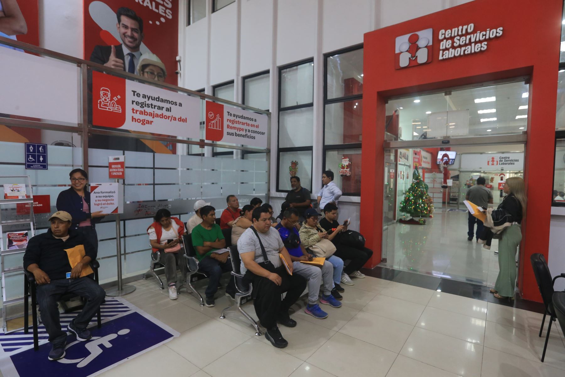 El Ministerio de Trabajo y Promoción del Empleo brinda orientación a trabajadores y empleadores para absolver las dudas más frecuentes sobre liquidación de beneficios sociales, despidos y otros temas laborales de interés. Estos espacios de atención a la ciudadanía buscan explicar, especialmente en esta época del año, cómo calcular de manera referencial los derechos y beneficios del régimen laboral de la actividad privada, conforme a la legislación vigente.Foto: ANDINA/Héctor Vinces