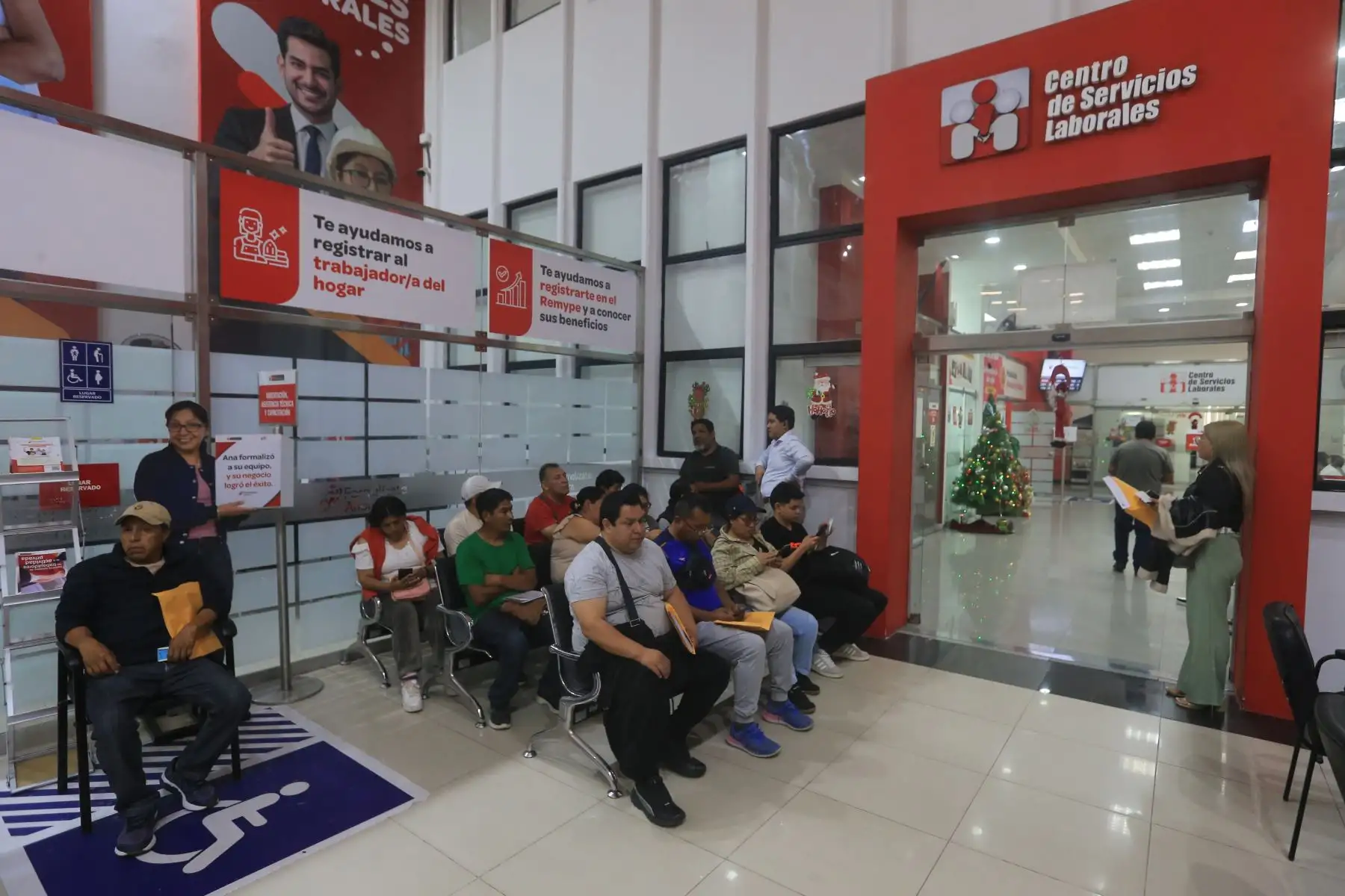 El Ministerio de Trabajo y Promoción del Empleo brinda orientación a trabajadores y empleadores para absolver las dudas más frecuentes sobre liquidación de beneficios sociales, despidos y otros temas laborales de interés. Estos espacios de atención a la ciudadanía buscan explicar, especialmente en esta época del año, cómo calcular de manera referencial los derechos y beneficios del régimen laboral de la actividad privada, conforme a la legislación vigente.Foto: ANDINA/Héctor Vinces