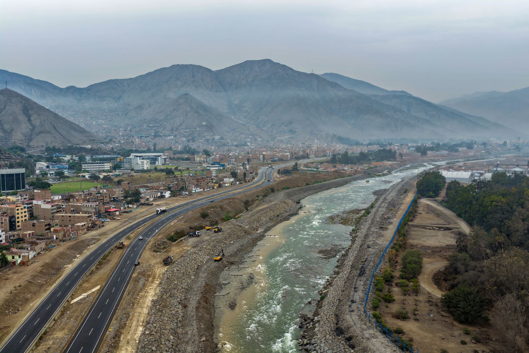A fines de diciembre 2025, los equipos fueron trasladados al distrito de Lurigancho-Chosica, donde se realizan labores de limpieza y descolmatación del río. Foto: ANDINA/Ricardo Cuba