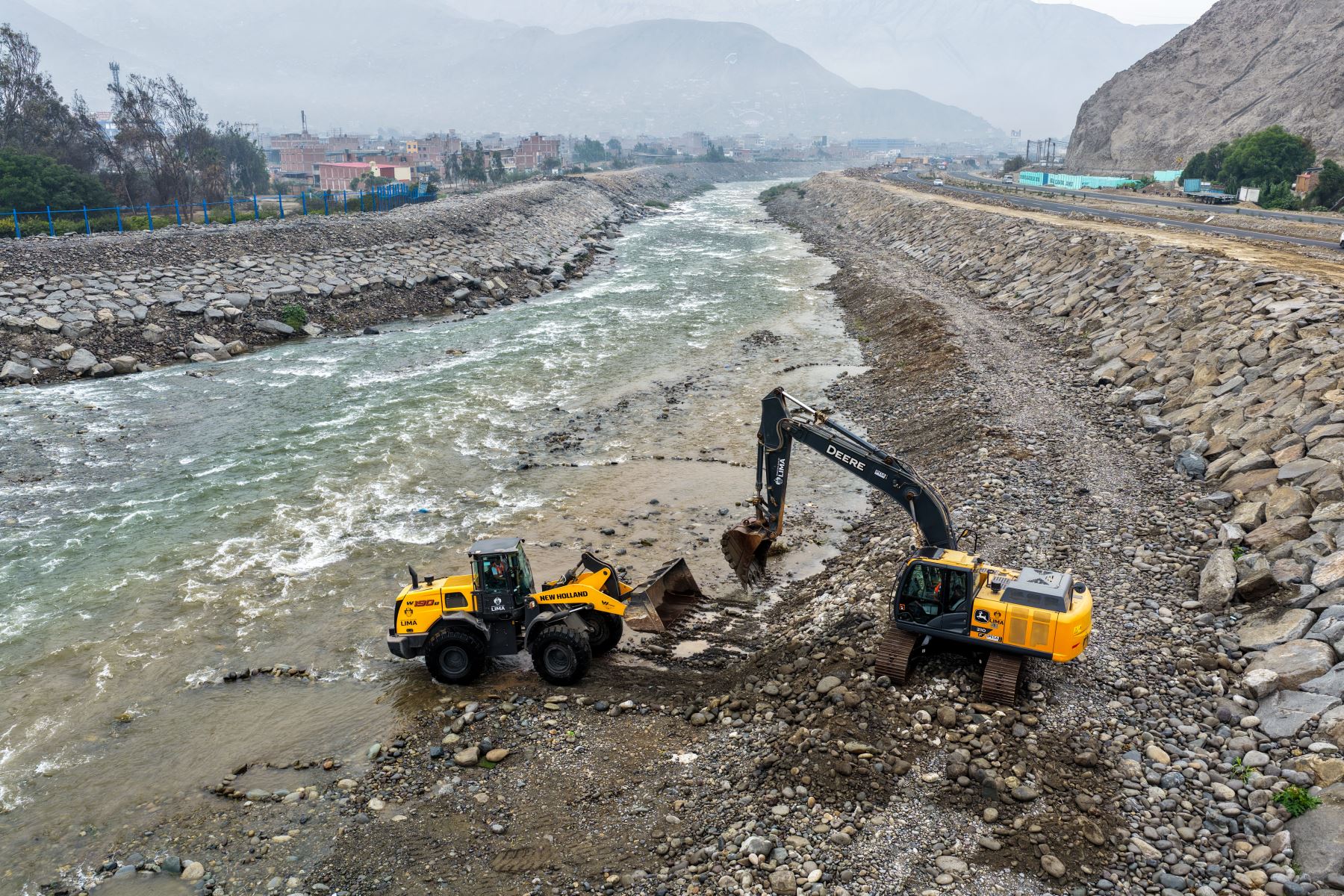 Trabajos de limpieza, descolmatación y enrocado del río Rimac. En la primera etapa se trabajó un tramo de 4 kilómetros, desde AA.HH. Nueva Caja de Agua y el puente Trujillo Foto: ANDINA/Ricardo Cuba