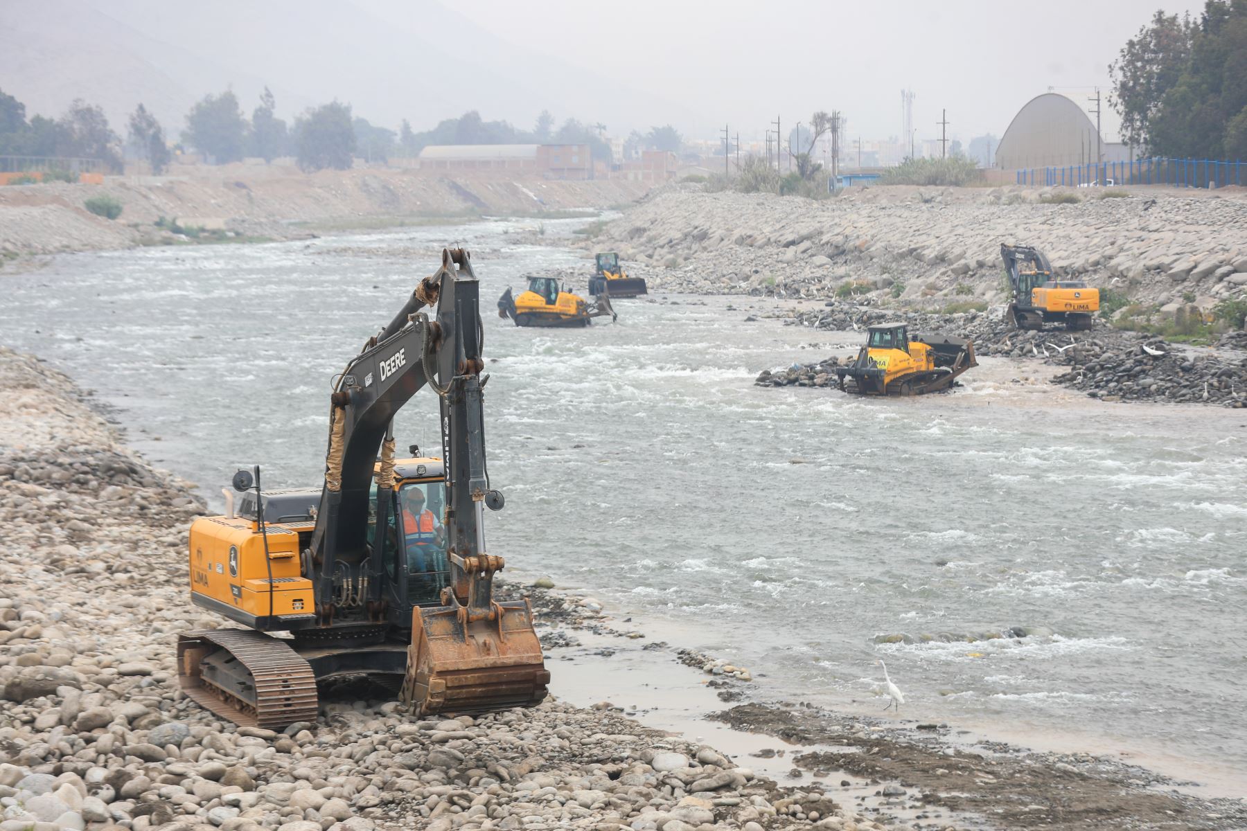 Trabajos de limpieza, descolmatación y enrocado del río Rímac. En la primera etapa se trabajó un tramo de 4 kilómetros desde A. H. Nueva Caja de Agua y el puente Trujillo. Foto: ANDINA/Ricardo Cuba