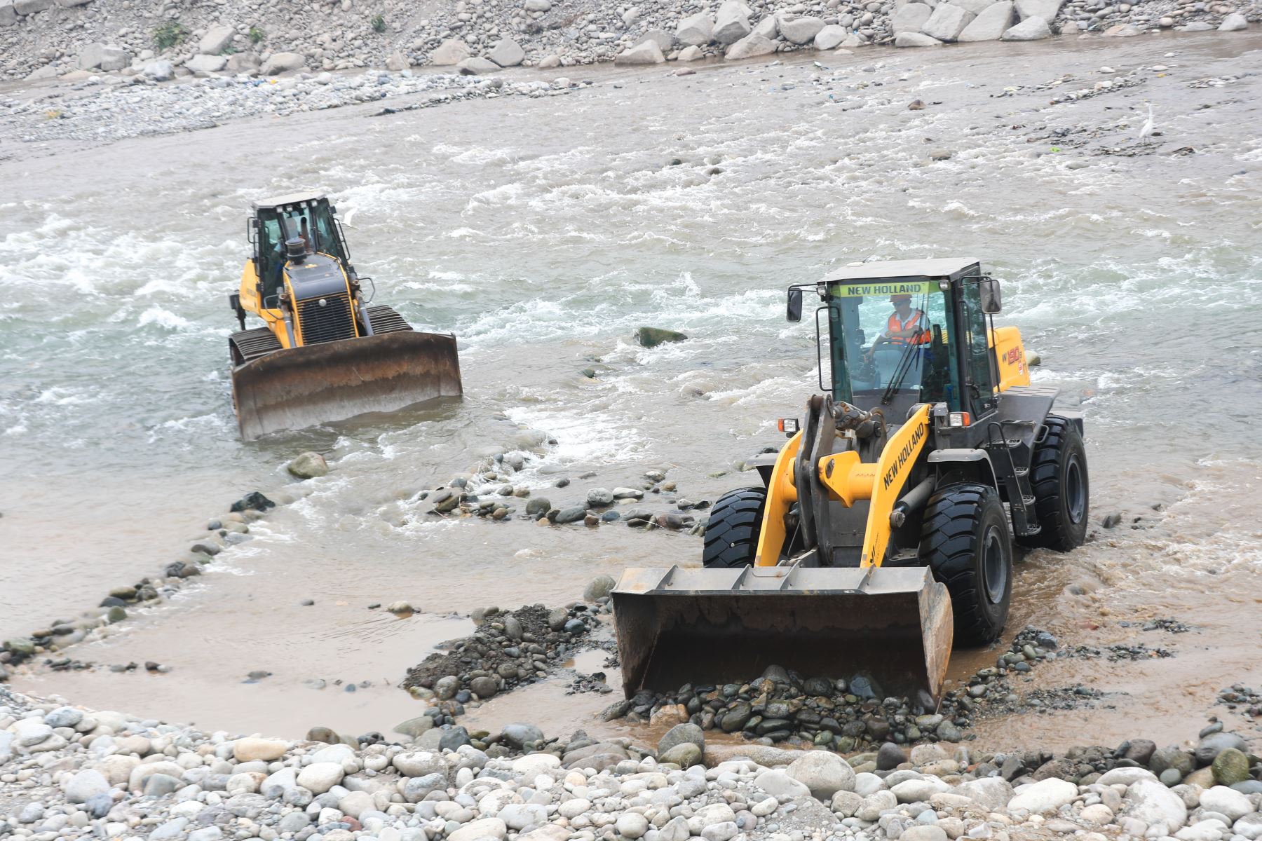 A fines de diciembre 2025, los equipos fueron trasladados al distrito de Lurigancho-Chosica, donde se vienen realizando labores de limpieza y descolmatación del Río  Foto: ANDINA/Ricardo Cuba