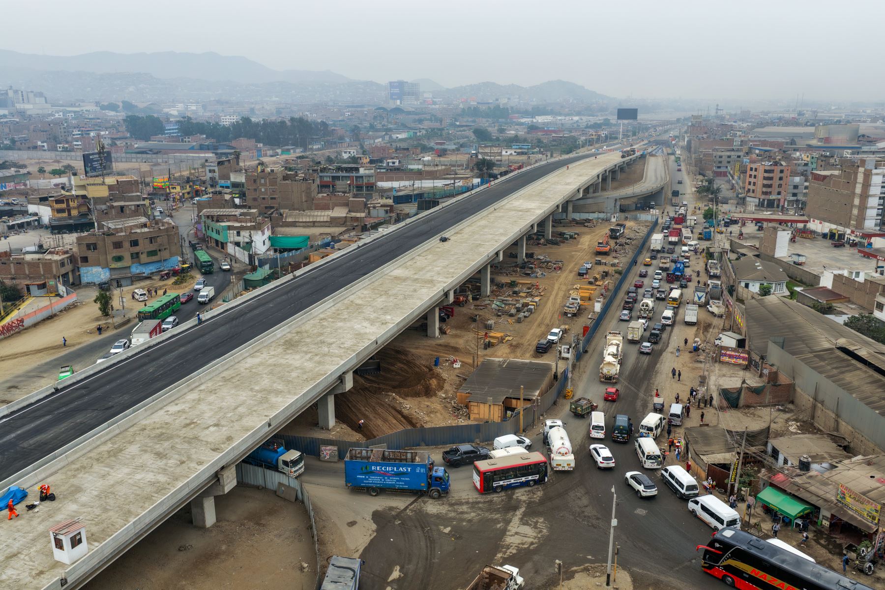 El bypass Las Torres tiene seis carriles (tres por sentido) con un viaducto de 1,4 kilómetros. Permitirá reducir el tiempo de traslado de una hora y media a solo 45 minutos, lo que representa un impacto positivo en la vida de 2 millones de ciudadanos que viven en la zona de Lima Este. Foto: ANDINA/Ricardo Cuba