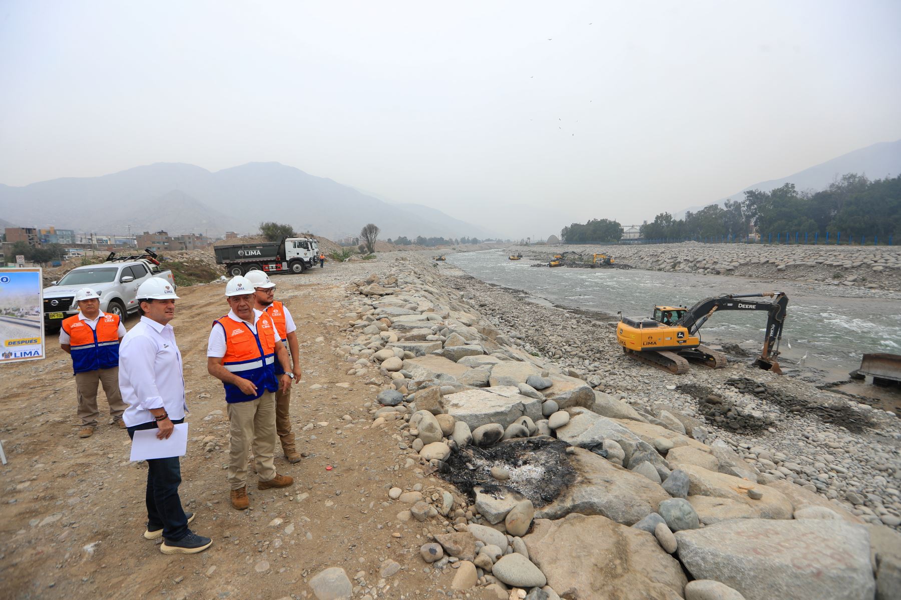 Alcalde de Lima, Renzo Reggiardo, supervisa los trabajos de limpieza y descolmatación que la municipalidad de Lima ejecuta en el río Rímac, ante la temporada de lluvias. Foto: ANDINA/Ricardo Cuba
