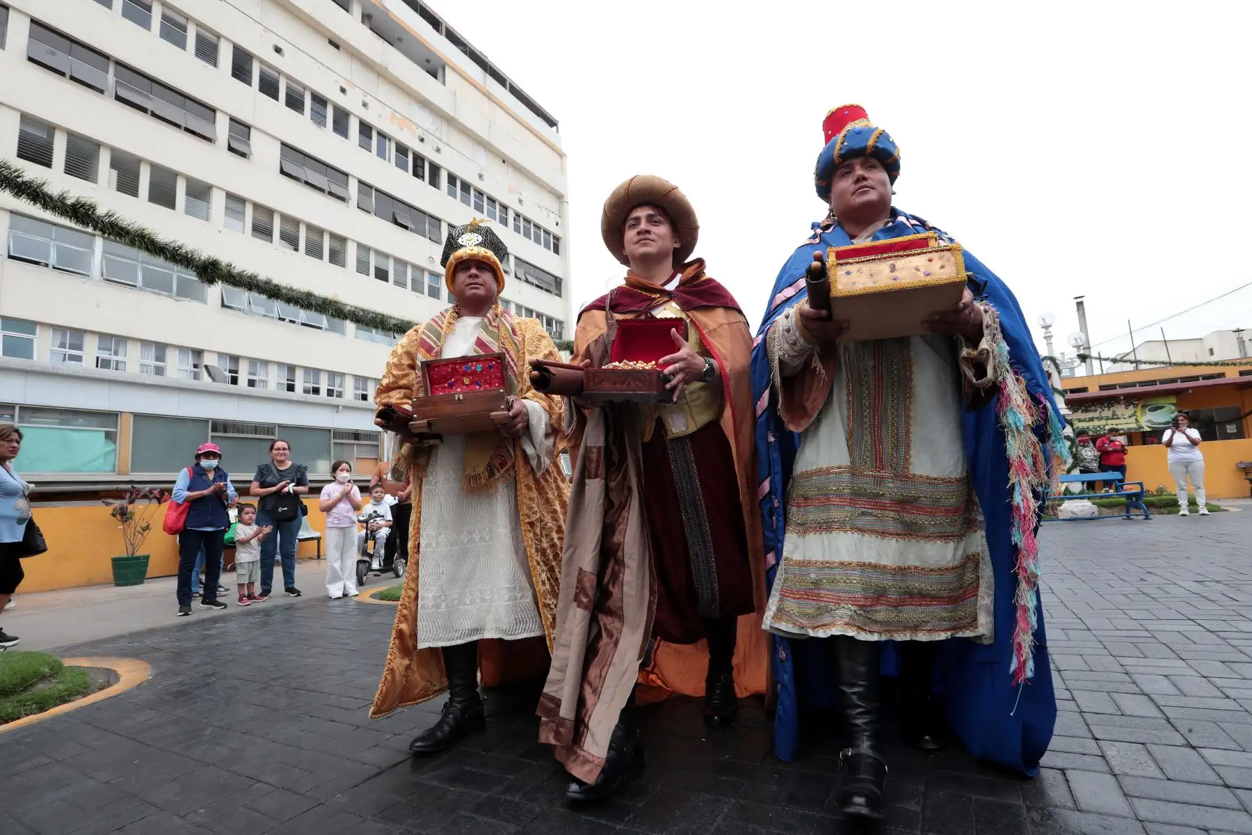 La visita de los Reyes Magos permitió regalar sonrisas y momentos de emoción a los pacientes pediátricos del INSN  Breña.
Foto: ANDINA/ Verónica Calderón Zúñiga