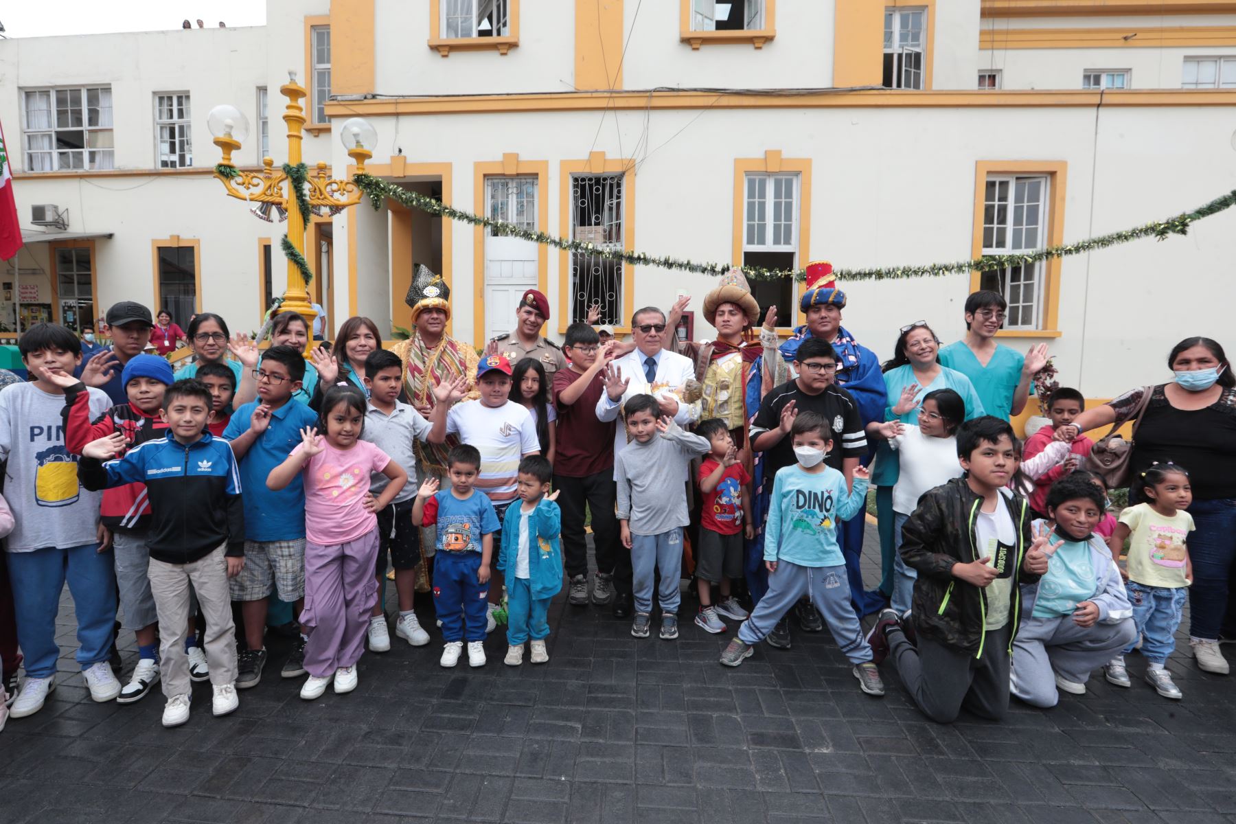 Los Reyes Magos entregaron regalos a más de 100 niños del Hospital del Niño, que se recuperan de distintas enfermedades. También llevaron un mensaje de esperanza al personal médico y  administrativo.  
Foto: ANDINA/Verónica Calderón