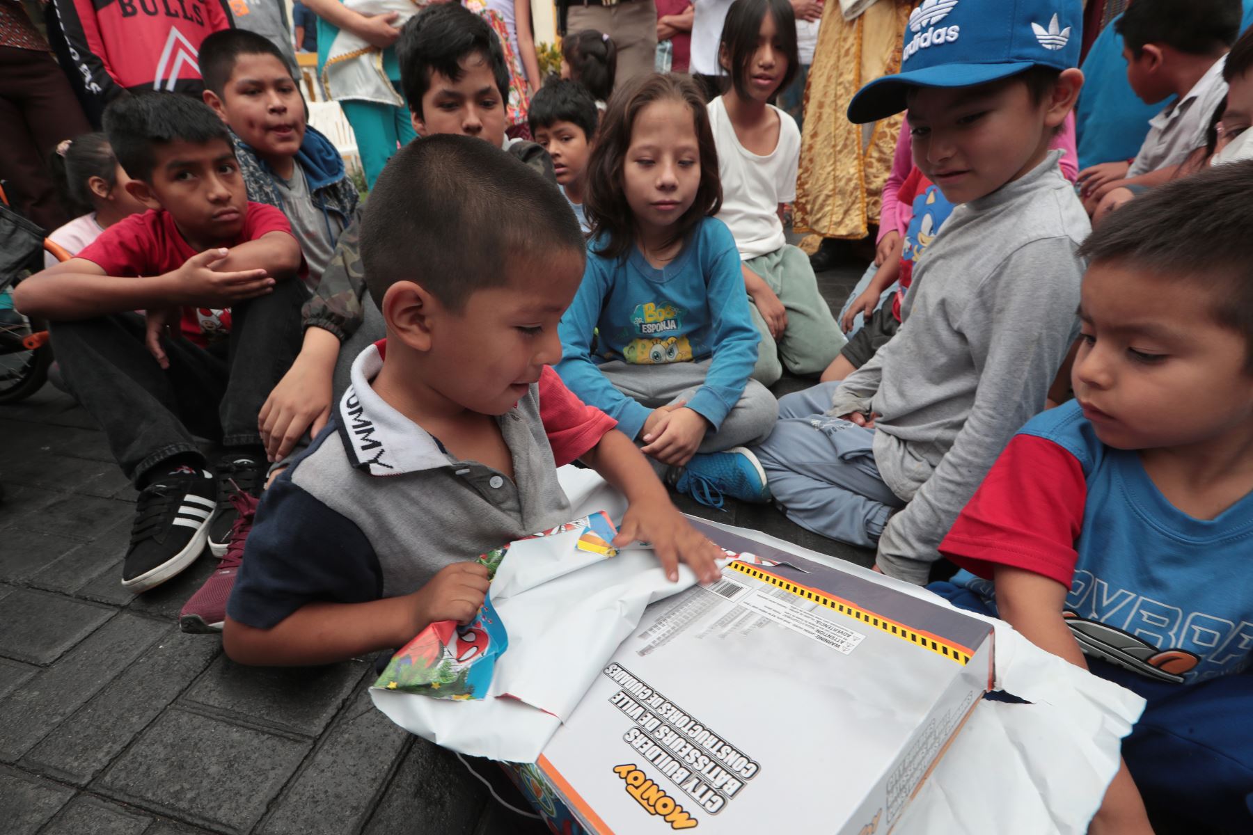 Melchor, Gaspar y Baltasar, representados por integrantes de la Unidad Histórica de la Policía Montada-Potao, realizan su presentación en el patio central del instituto llevando regalos a los pacientes y sus familias, como parte de las acciones de humanización de la atención en salud que promueve el INSN. Foto: ANDINA/ Verónica Calderón Zuñiga