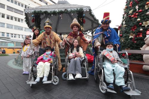 Melchor, Gaspar y Baltasar llevan alegría a pacientes del INSN Breña durante la tradicional Bajada de Reyes